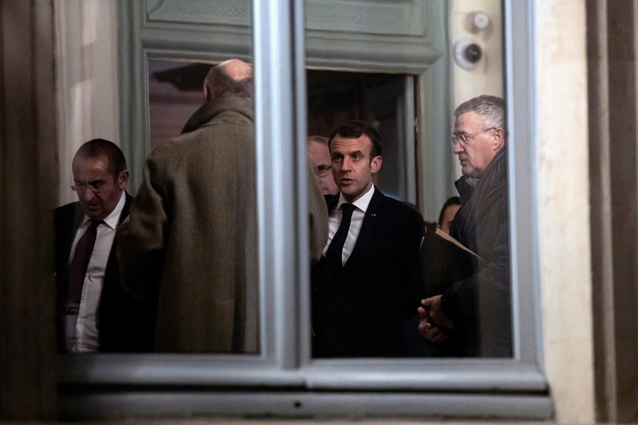 President Emmanuel Macron under et krisemøte tirsdag kveld.