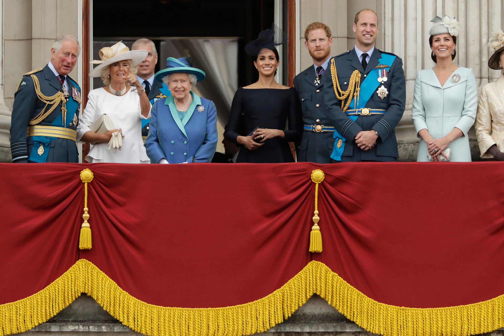 Kongefamilien avbildet på balkongen på Buckingham Palace. Fra venstre: prins Charles, hertuginne Camilla av Cornwall,  prins Andrew, dronning Elizabeth II, hertuginne Meghan av Sussex, prins Harry, prins William og hertuginne Kate av Cambridge. 