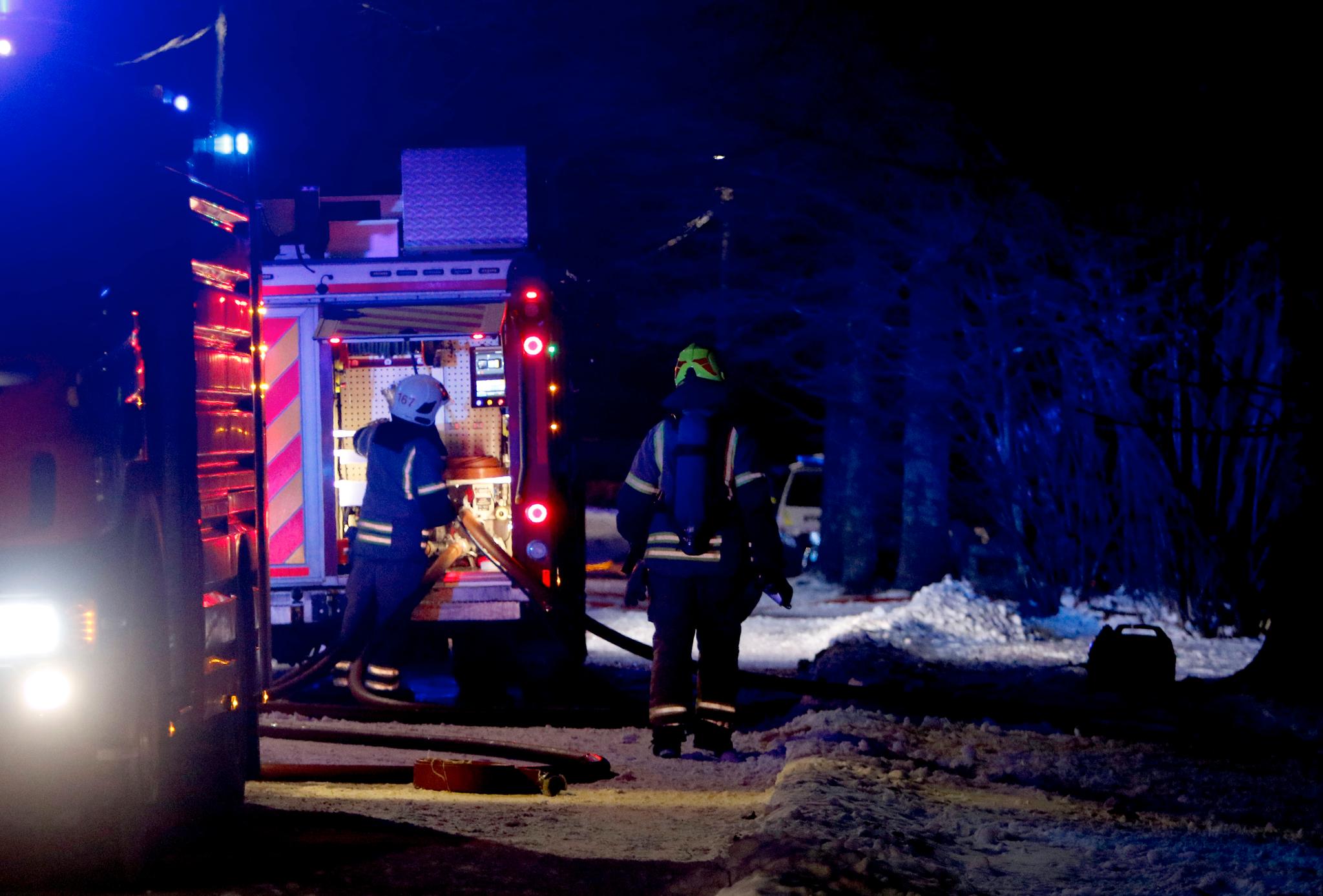  Brannvesenet jobber med å slukke brann i et rekkehus i Borre i Vestfold lørdag kveld. 