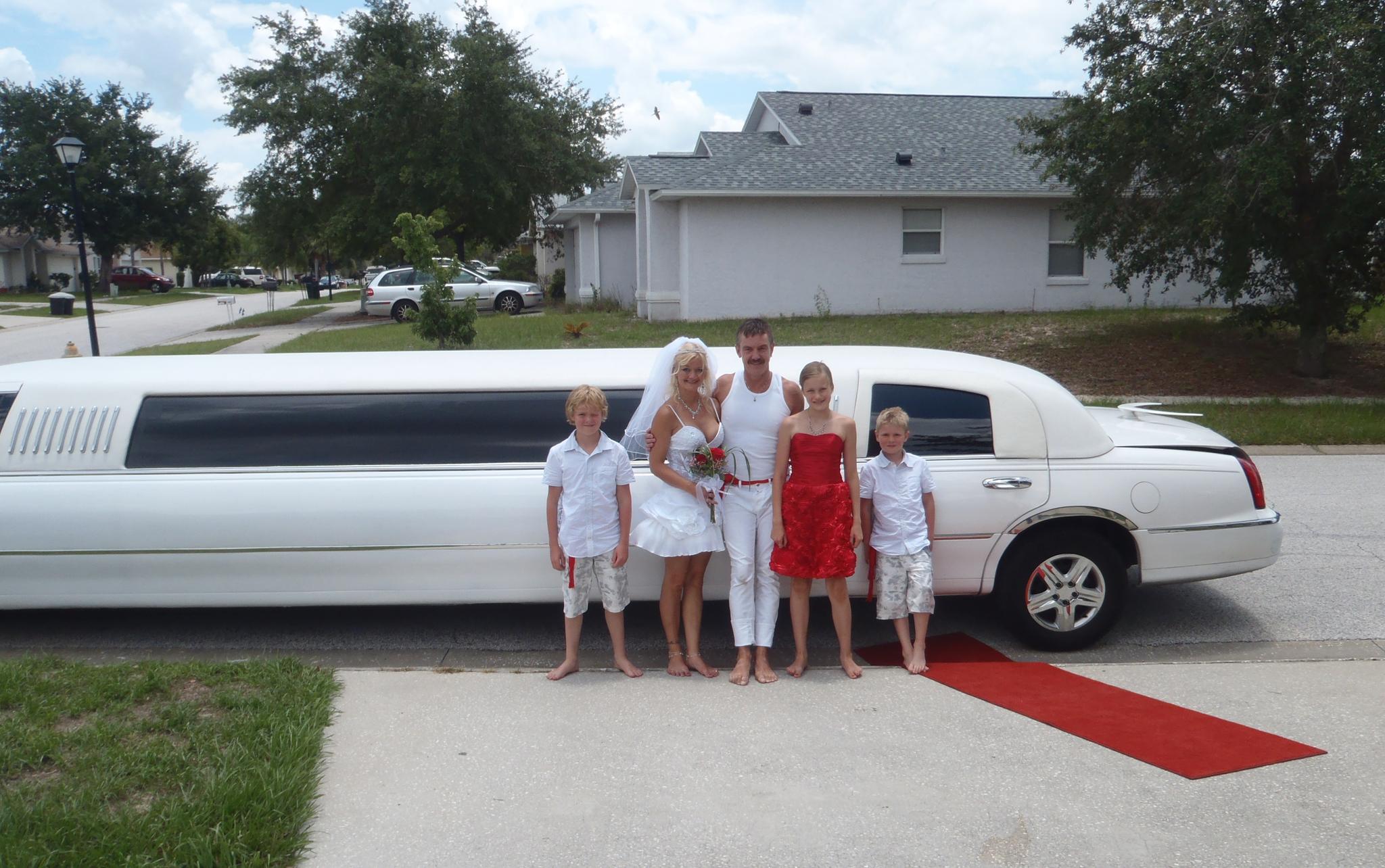 NYDELIG DAG: Anveig og Ståle med barna i Florida. De ankom stranden i limousin. 