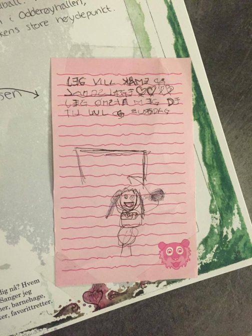 Dette er ønskelista Karoline skrev til jul da hun var fem år gammel. Foto: Privat Dette er ønskelista Karoline skrev til jul da hun var fem år gammel. Foto: Privat