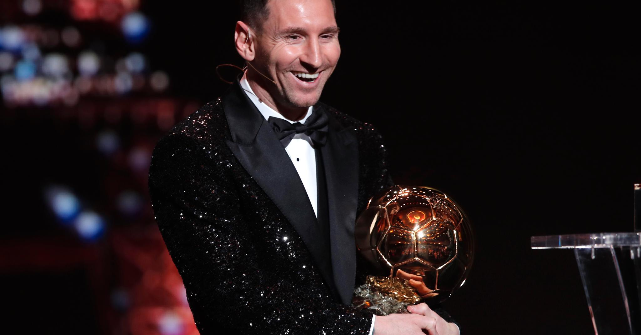 Lionel Messi med det synlige beviset på sin syvende seier i Ballon d’Or-kåringen. 