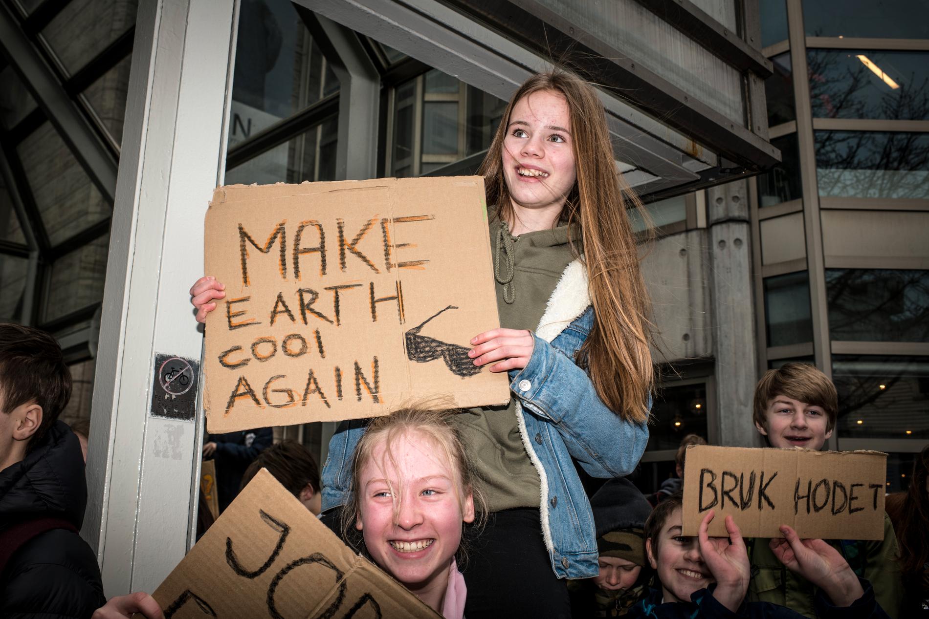 Flere hundre ungdommer fylte for andre gang på kort tid gatene i Stavanger sentrum med krav om større innsats mot klimaendringene. Elever fra mange ulike skoler deltok. Vilja Næss Reif og Emine Mjølsnes Gilje trosset skolefravær og deltok på klimastreik.  