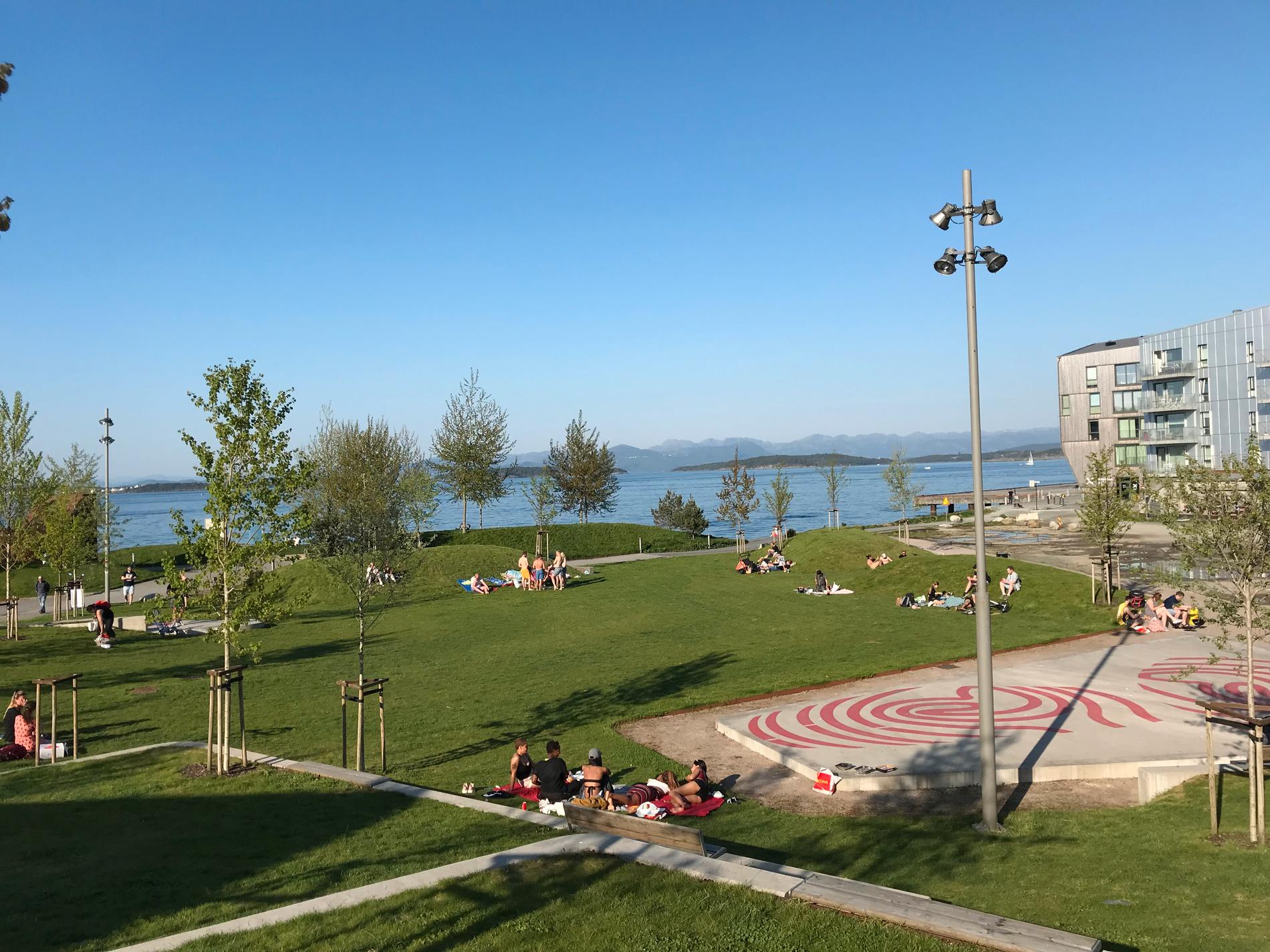  I Sjøparken, nedefor Tou Scene, øst i Stavanger sentrum, er det lagt til rette for å kunne samles på solfylte ettermiddager. 