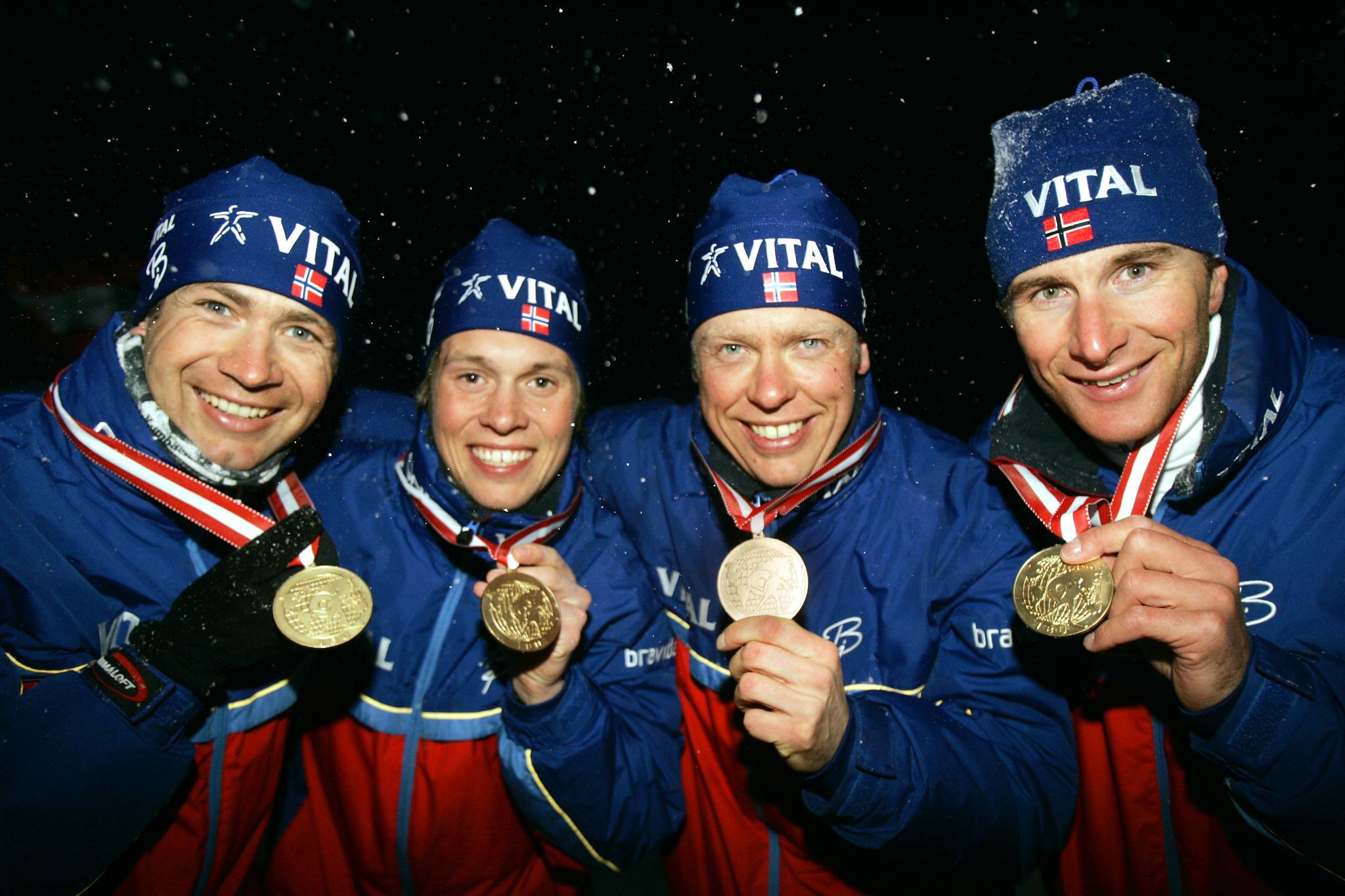 Det norske stafettlaget med VM-gullmedaljer etter stafettseieren i Hochfilzen i 2005. Fra venstre: Ole Einar Bjørndalen, Stian Eckhoff, Halvard Hanevold og Egil Gjelland.