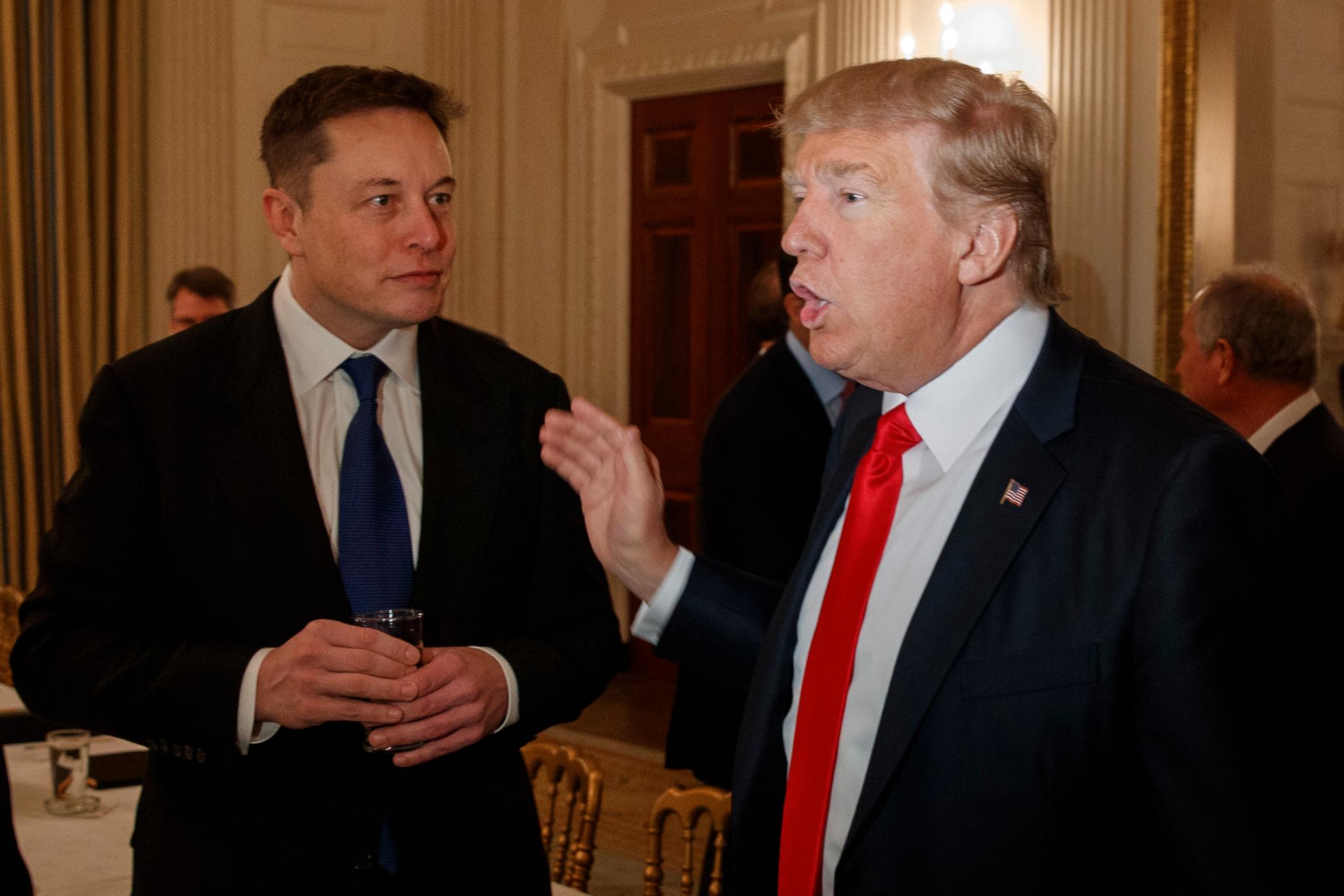 Elon Musk i samtale med Donald Trump. Kan Musk bli konspiratorikernes nye favoritt?