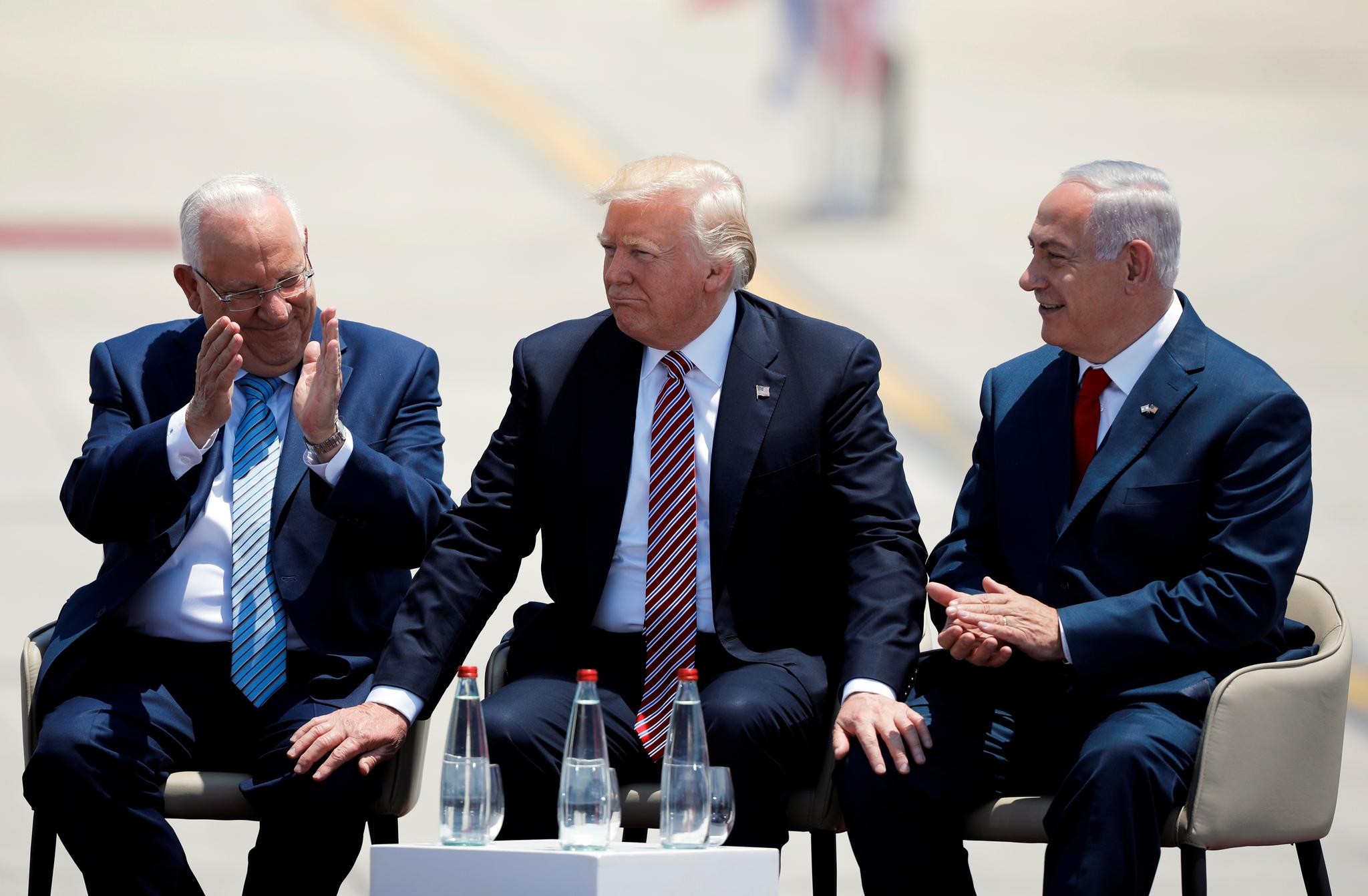 USAs president ble tatt imot på Ben Gurion-flyplassen av Israels president Reuven Rivlin (t.v.) og statsminister Benjamin Netanyahu.