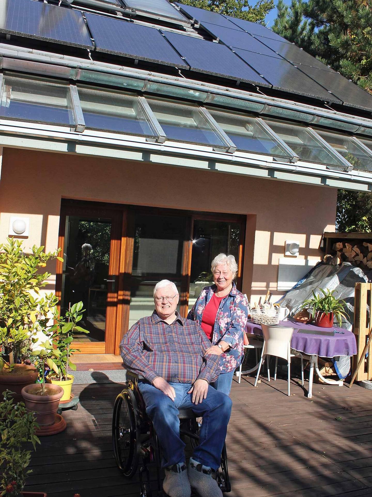 Noel (74) og Krista Stanton (71) har hatt solceller på taket i 20 år. De to øverste ved pipa har de brukt til å varme opp varmtvannet siden midten av 90-tallet. Og i fjor høst fikk ekteparet som har vært gift i 49 år de andre solcellene på taket.