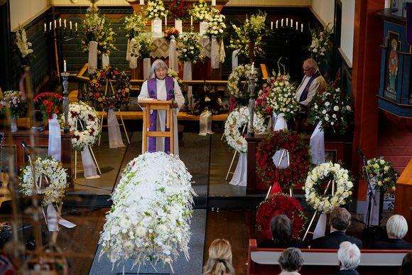 Prest Ingrid Bolstad Knuzendorf taler under Ingrid Aunes begravelse.