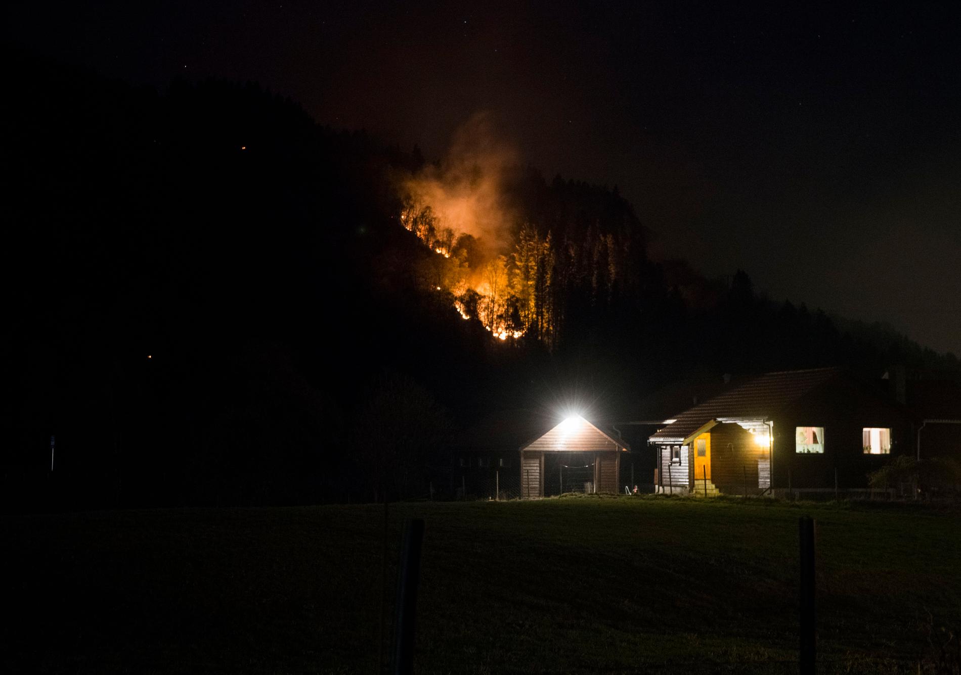 NÆRME: Dette bildet, tatt i 23.30-tiden tirsdag, viser at brannen er svært nær bebyggelsen.