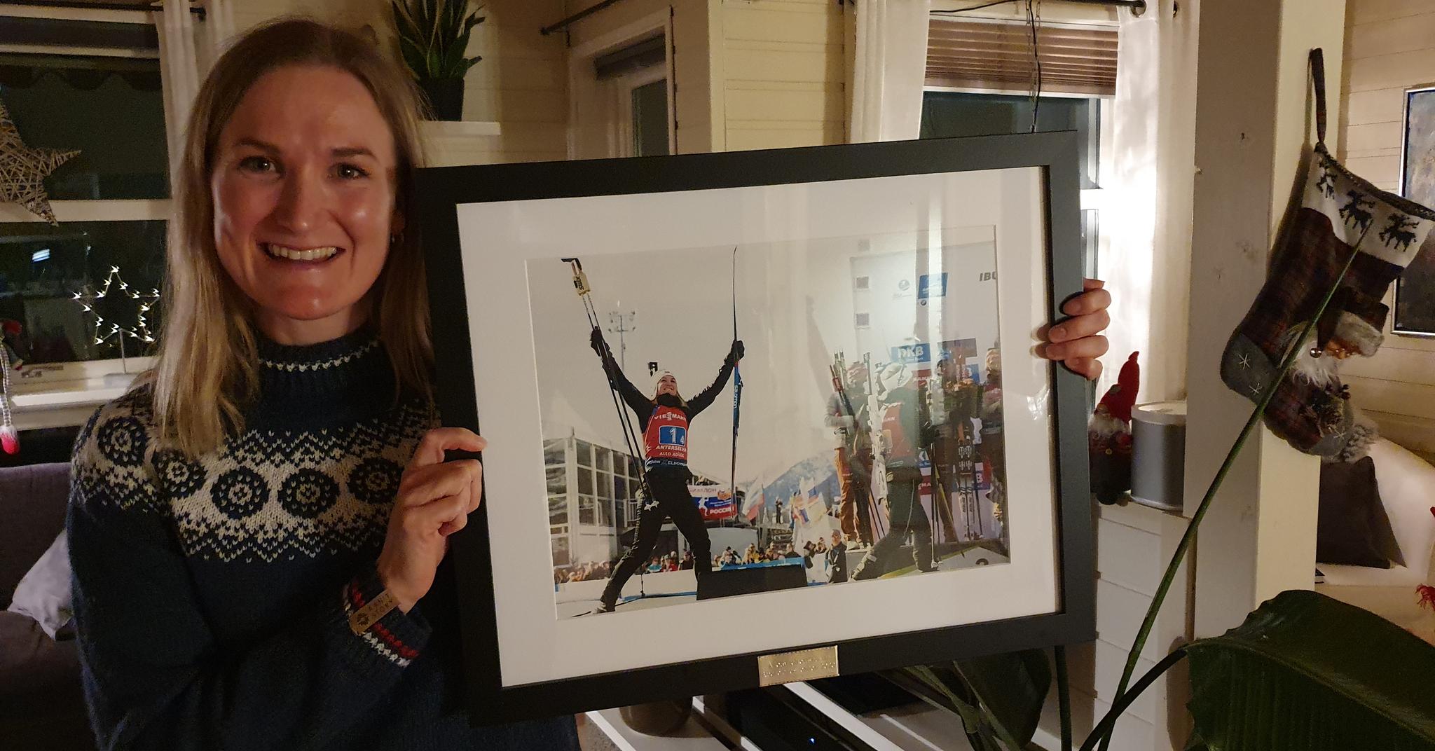 Marte Olsbu Røiseland viser stolt fram bildet hun mottok etter å ha blitt kåret til «årets idrettsnavn» i Fædrelandsvennen. Sjeldent har det vært enklere å plukke ut en vinner enn i år. 