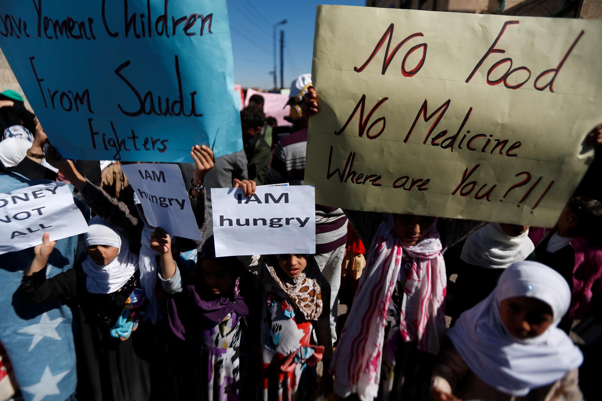 Barn demonstrerer mot nød og krig foran FN-kontorene i Jemens hovedstad Sanaa. 