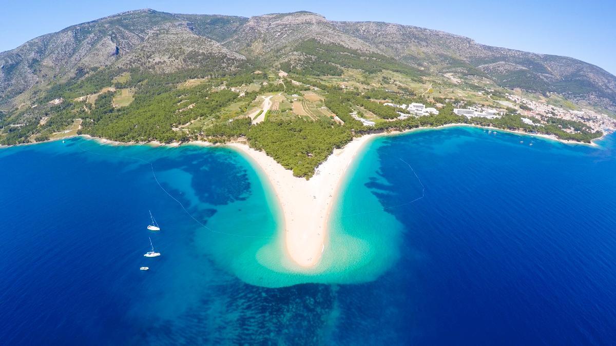 ØKER: Kroatia, her ved stranden Zlatni Rat i byen Bol på øya Brač, øker i sommer. Både Bulgaria og Kroatia har fått deler av kapasiteten fra Tyrkia. 
