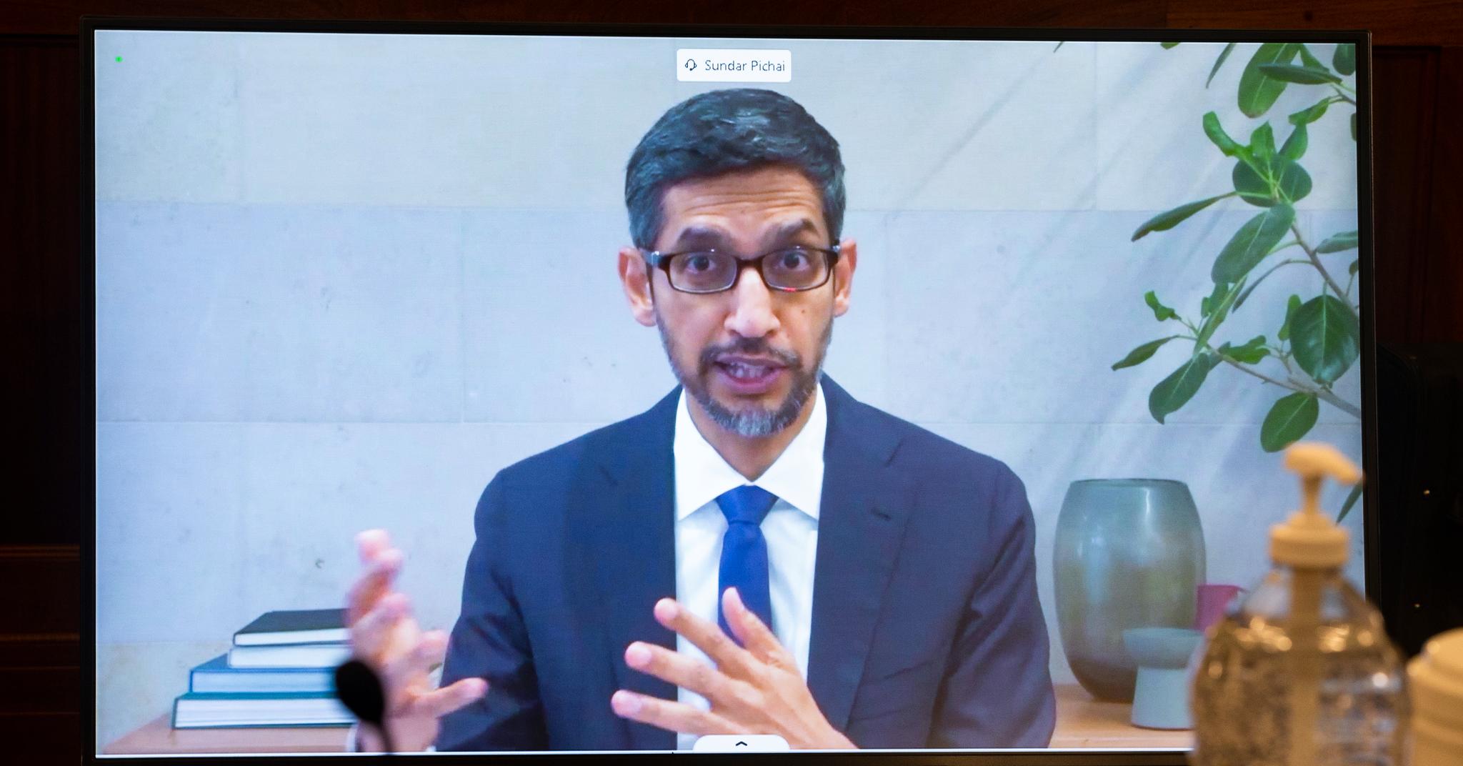 Google-sjef Sundar Pichai under en høring foran det amerikanske senatet. Nå gjør Google endringer i annonsepraksisen sin.