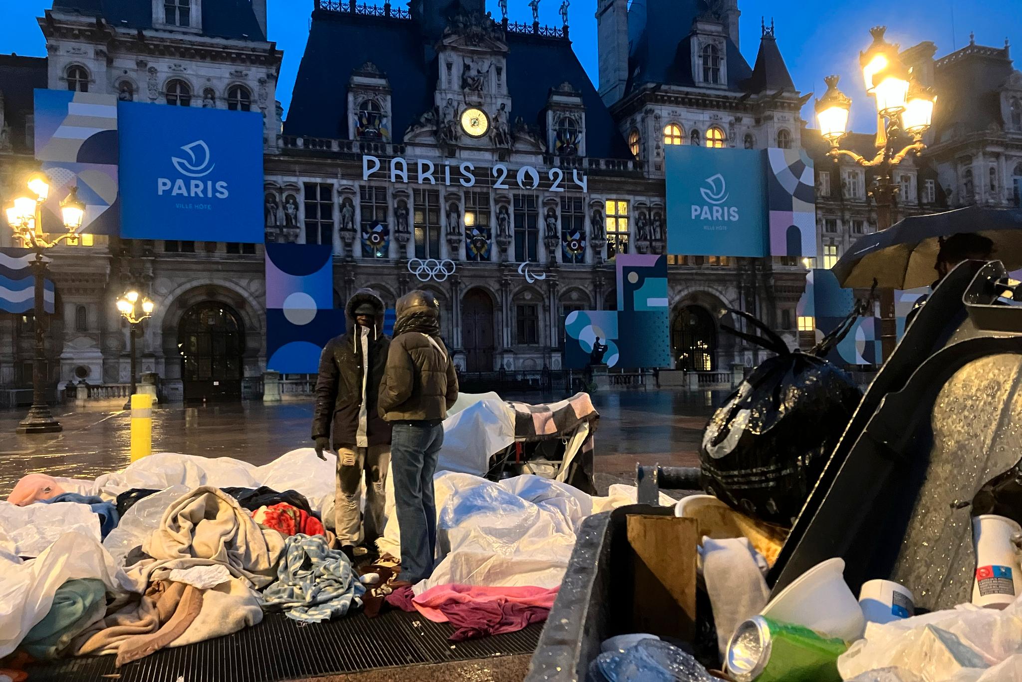 Omtrent 50 migranter ble fjernet fra området foran rådhuset i Paris i begynnelsen av april. Blant dem var familier med unge barn.
