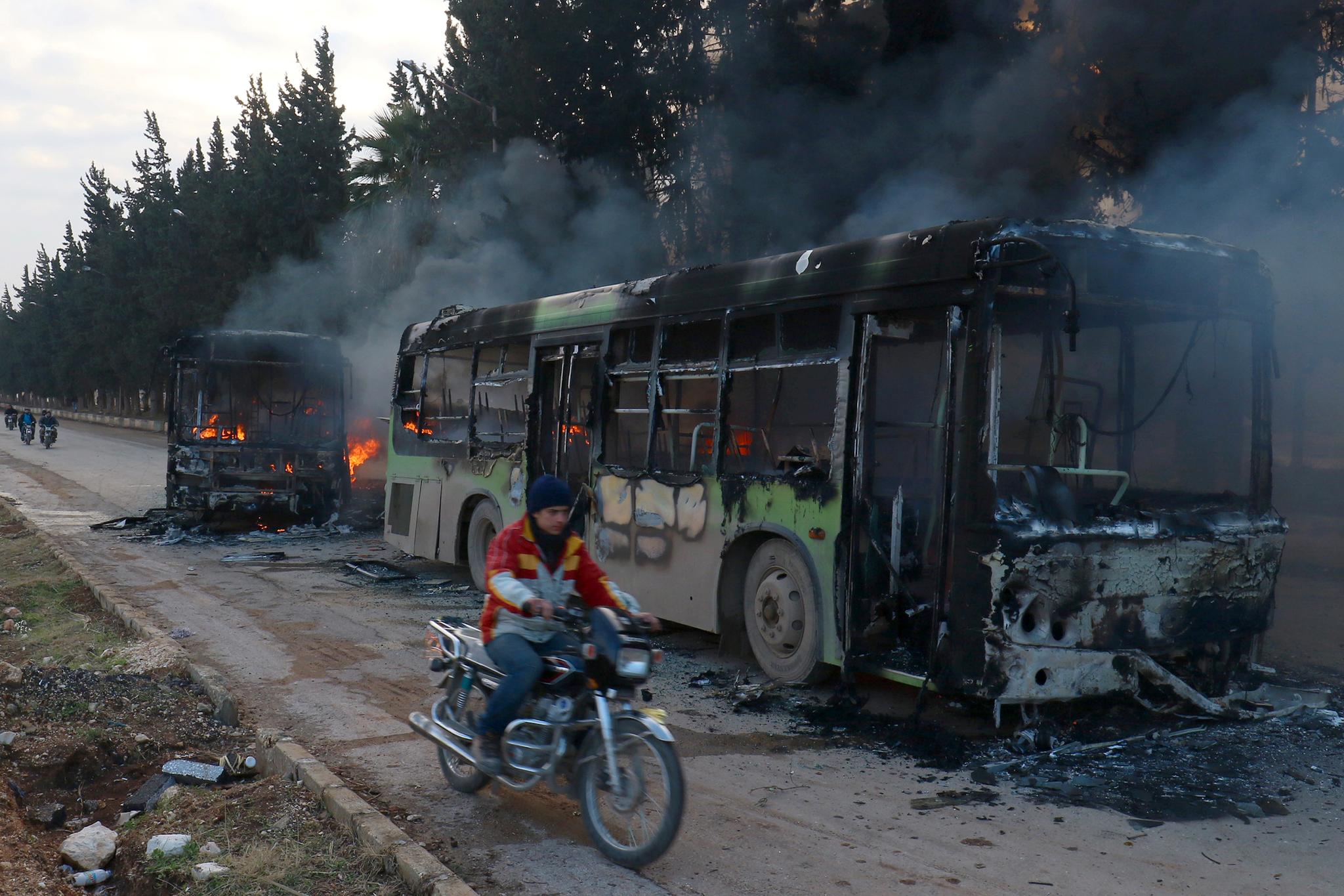Fem busser ble angrepet da de var på vei for å evakuere syke og sårede fra to landsbyer i opprørskontrollerte områder i Idlib-provinsen. Det var trolig opprørere som sto bak angrepet.