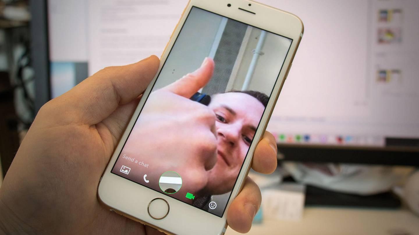 Videochatting og ringing har blitt tett integrert i nye Snapchat. Foto: Tek.no.