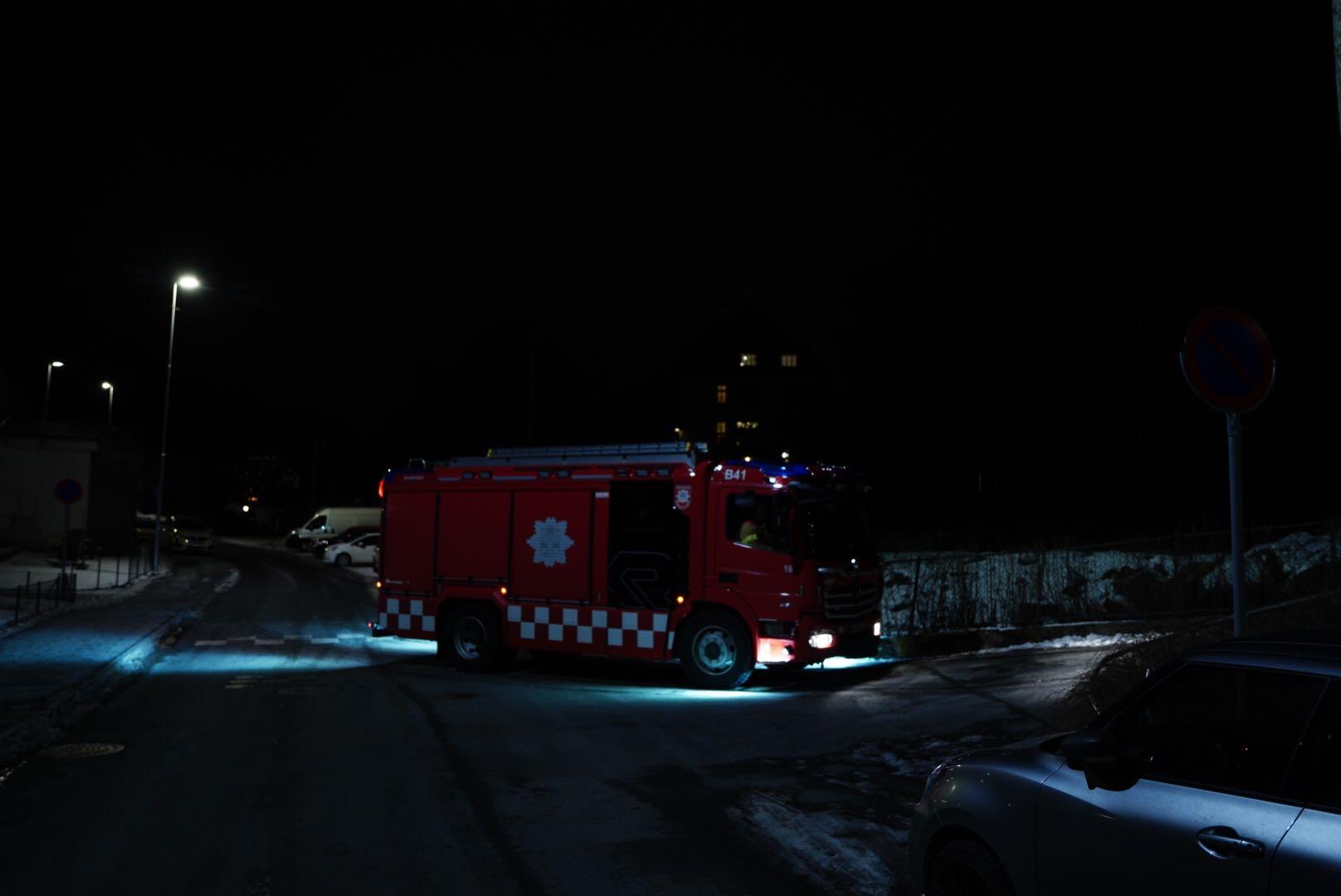 RYKKET UT: Brannvesenet rykket ut til Nyhavnsvegen i Bergen fredag kveld. 