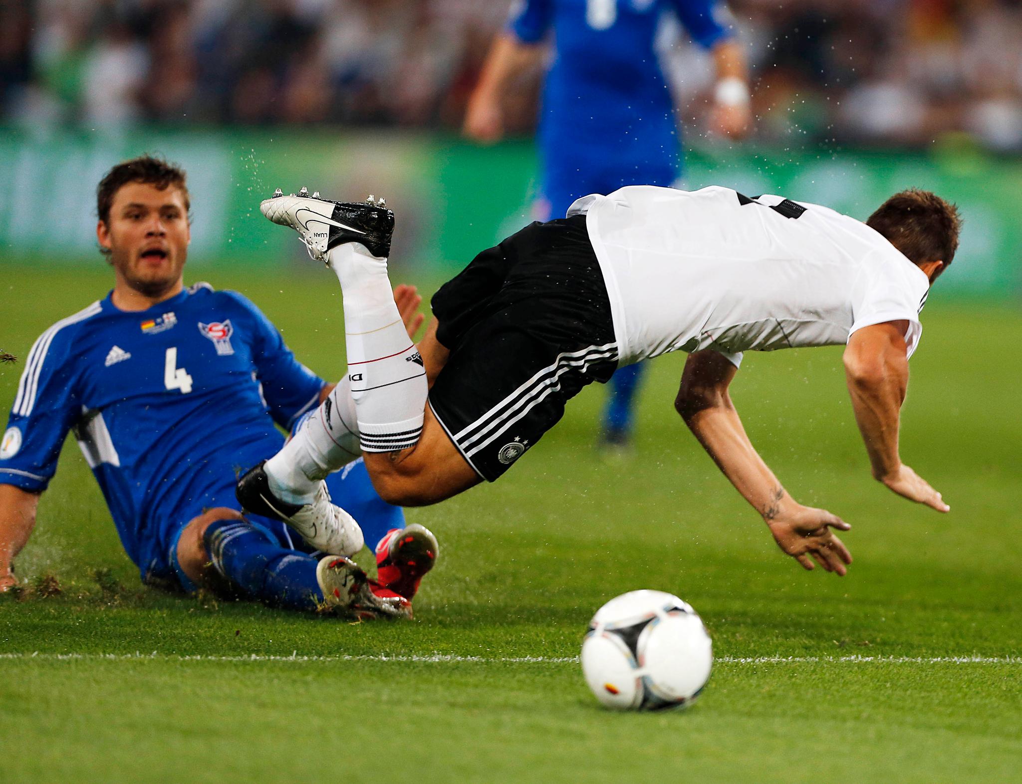 Her takler Baldvinsson Tysklands stjernespiss Miroslav Klose under en VM-kvalifiseringskamp i 2014.