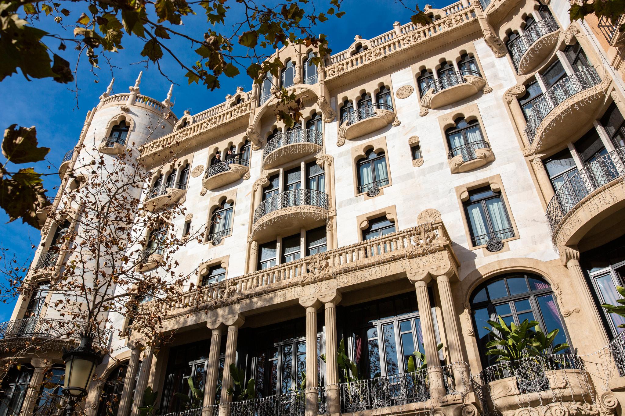 Casa Fuster var en gave fra kunstneren og rikmannssønnen Mariano Fuster til hans kone Consuelo Fabra i Puig i 1911. Bygningen ble etter hvert for kostbar å ivareta og er i dag et femstjerners hotell.