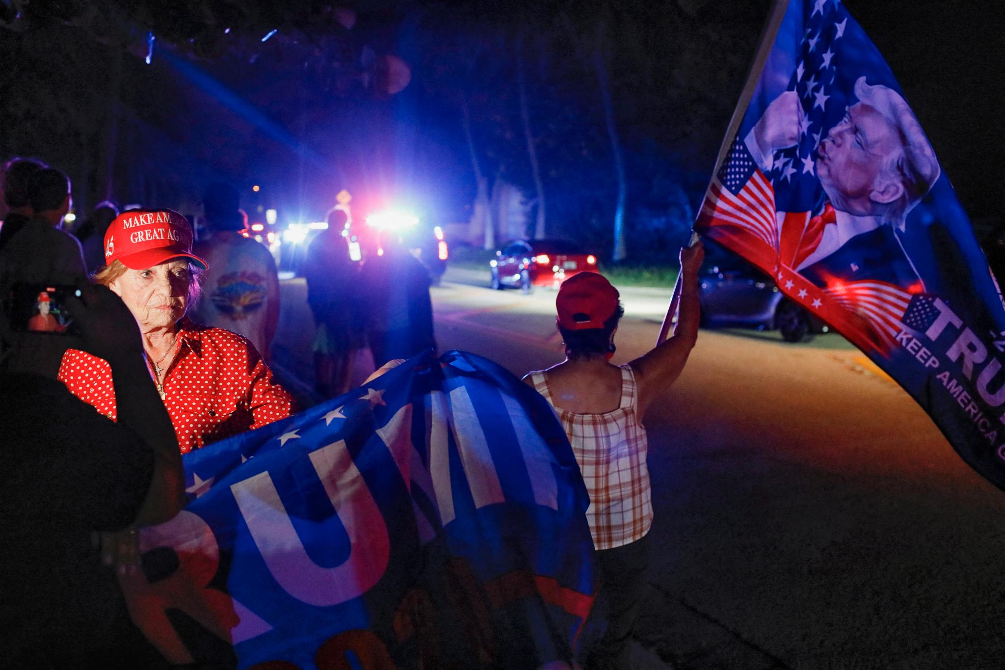 Trump-støttespillere samlet seg utenfor Mar-a-Lago mandag kveld.