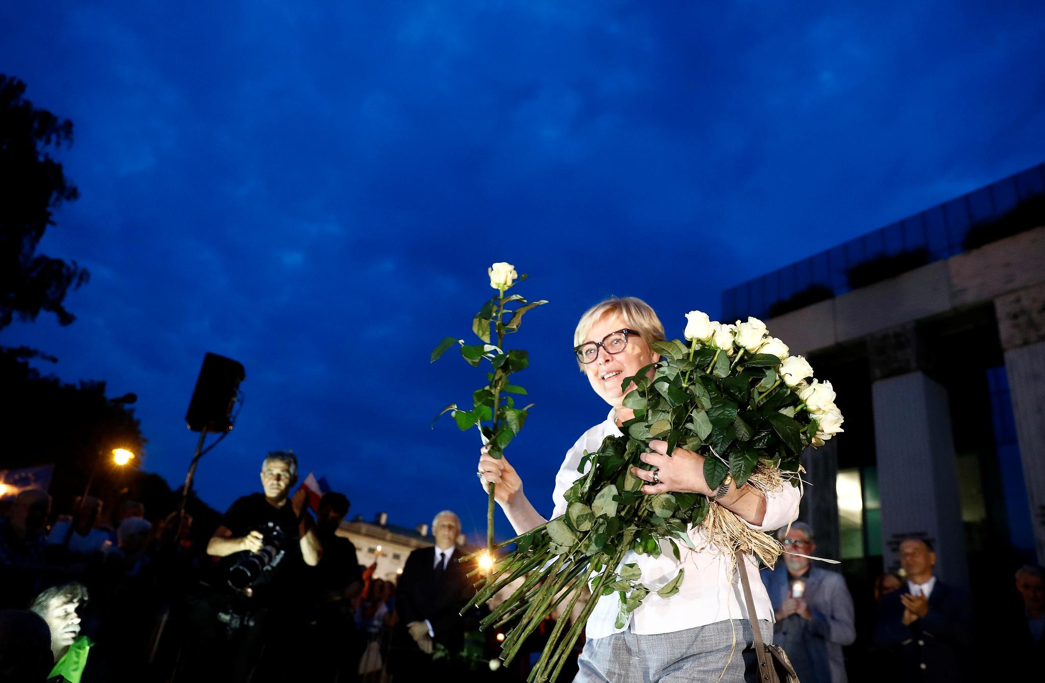 Høyesterettsjustitiarius Gersdorf delte ut hvite roser til demonstrantene som støttet henne. 
