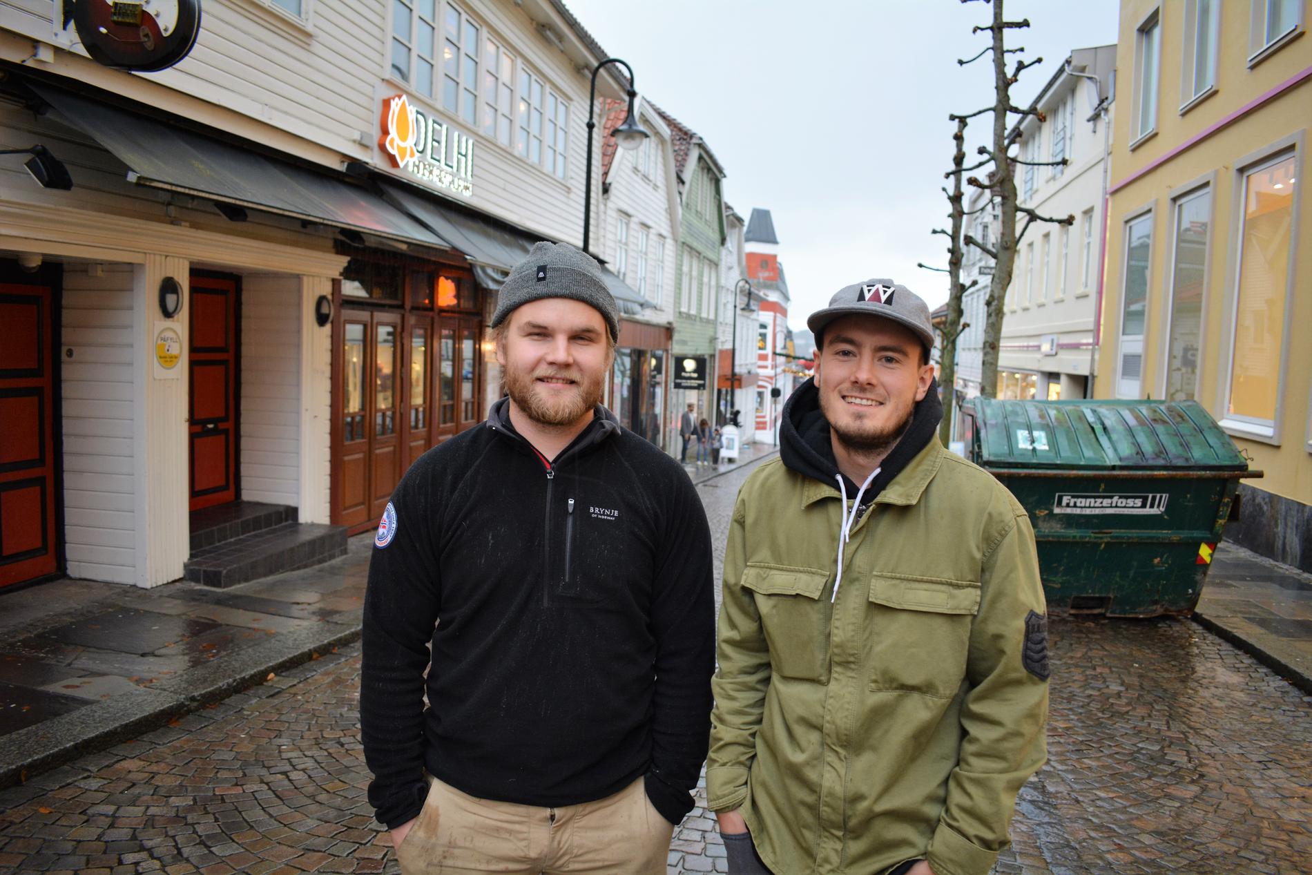 (F.v.) Christopher Curtis (27) og Ole Gaard Varhaug (27) synes det er fint med julelys i sentrum.
