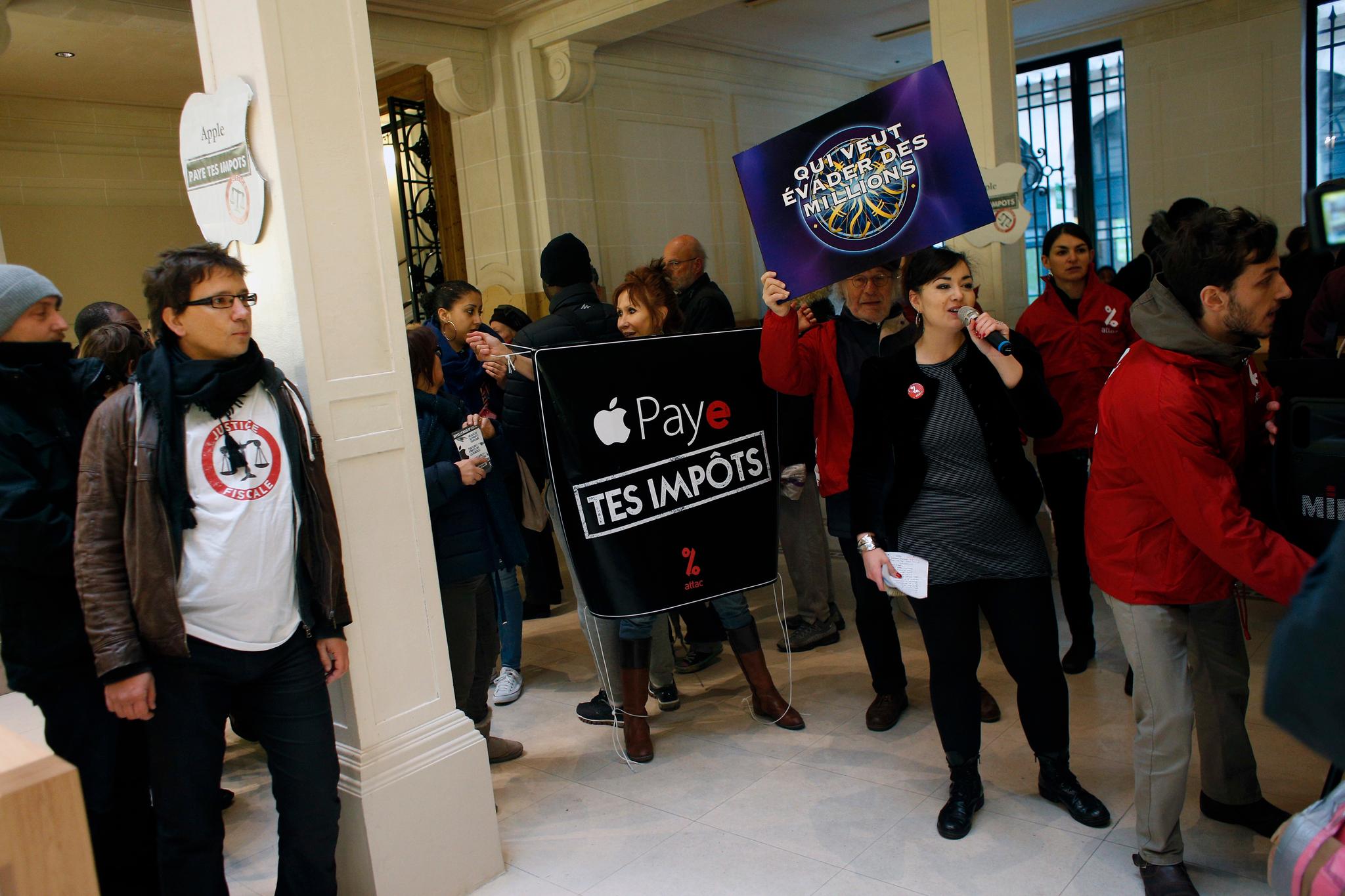  Aktivister fra organisasjonen Attac protesterte i en Apple-butikk i Paris da Apple nektet å betale skattekravet fra EU. Bildet er tatt i desember 2017.