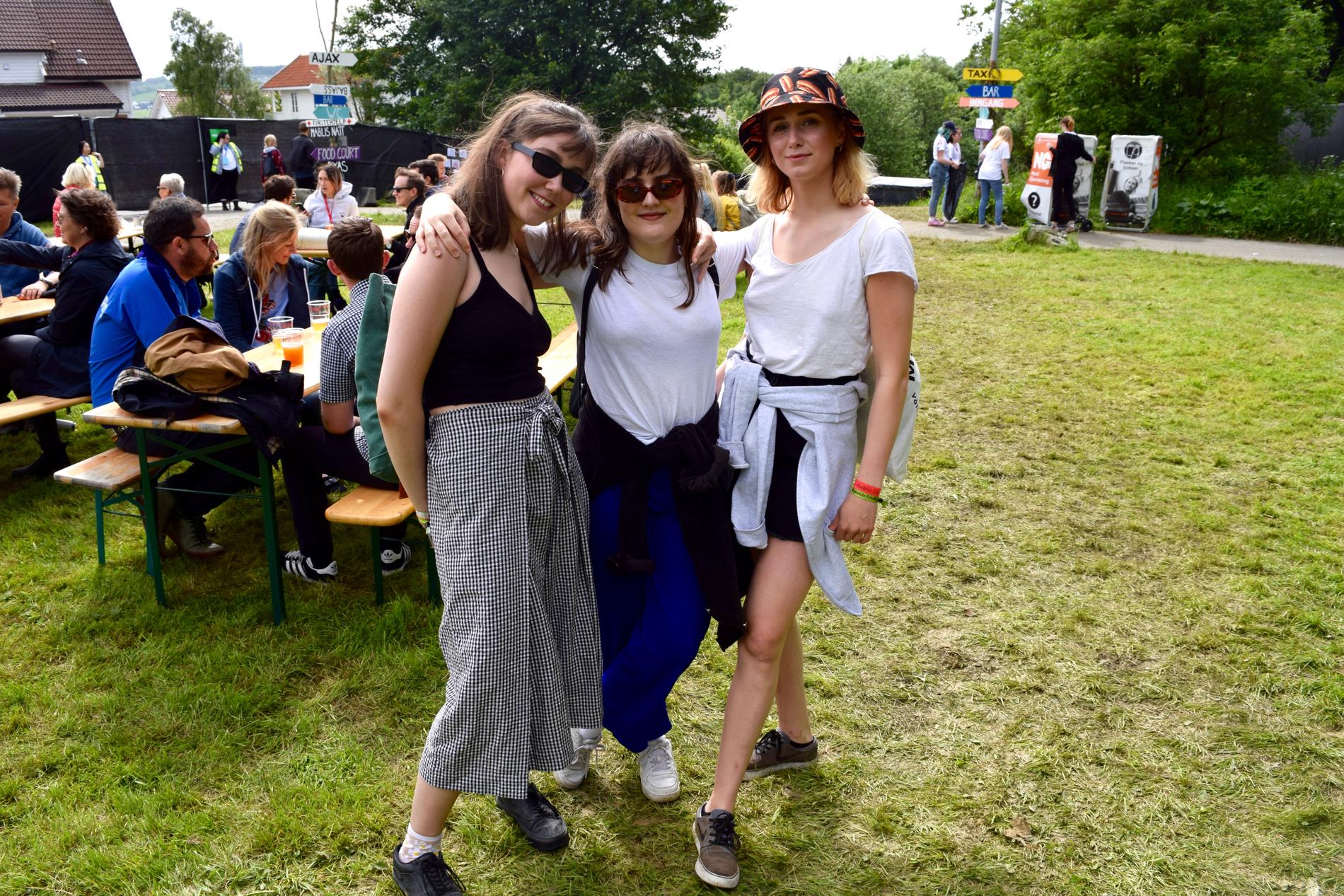 May Helen, Amalie og Nora koser seg på festival sammen. 