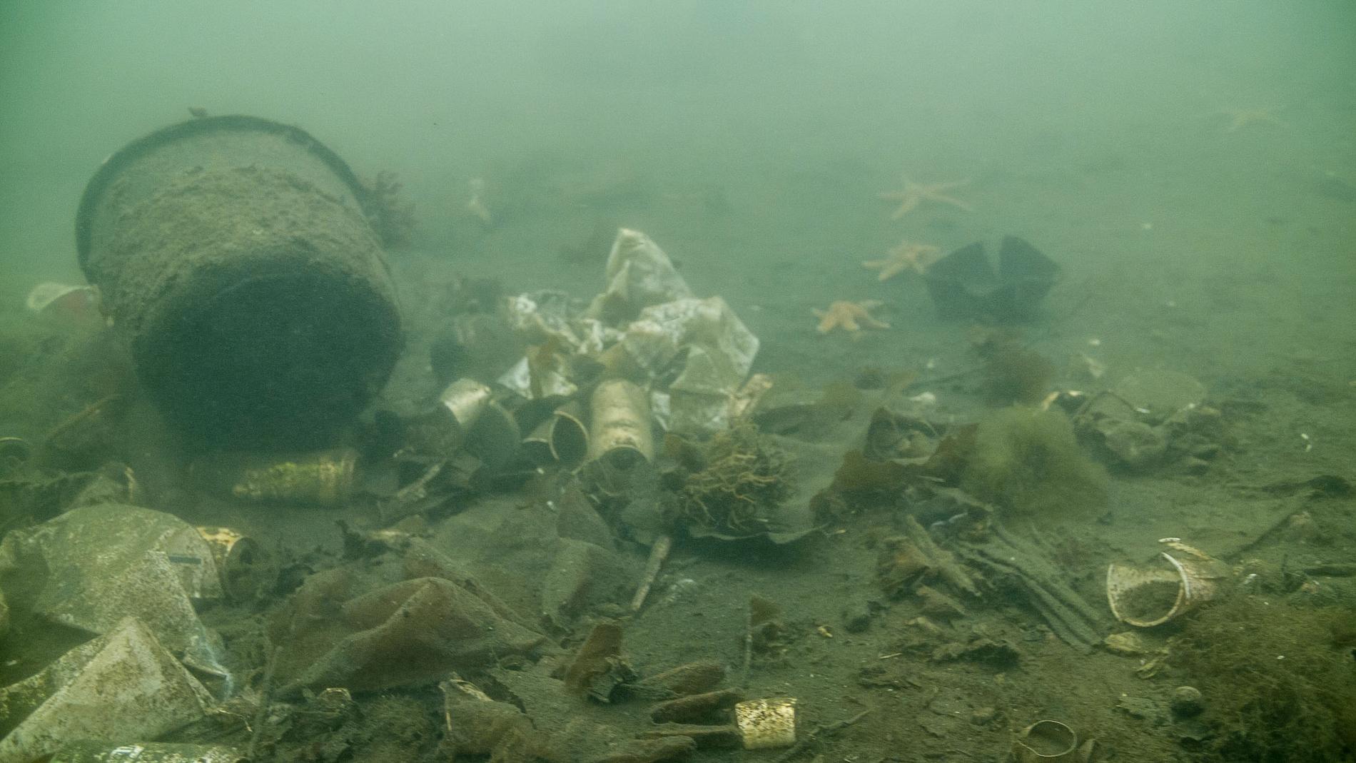 DET VI IKKE SER: Under overflaten i Puddefjorden og andre fjorder er det mye rart, som plast og annet søppel.