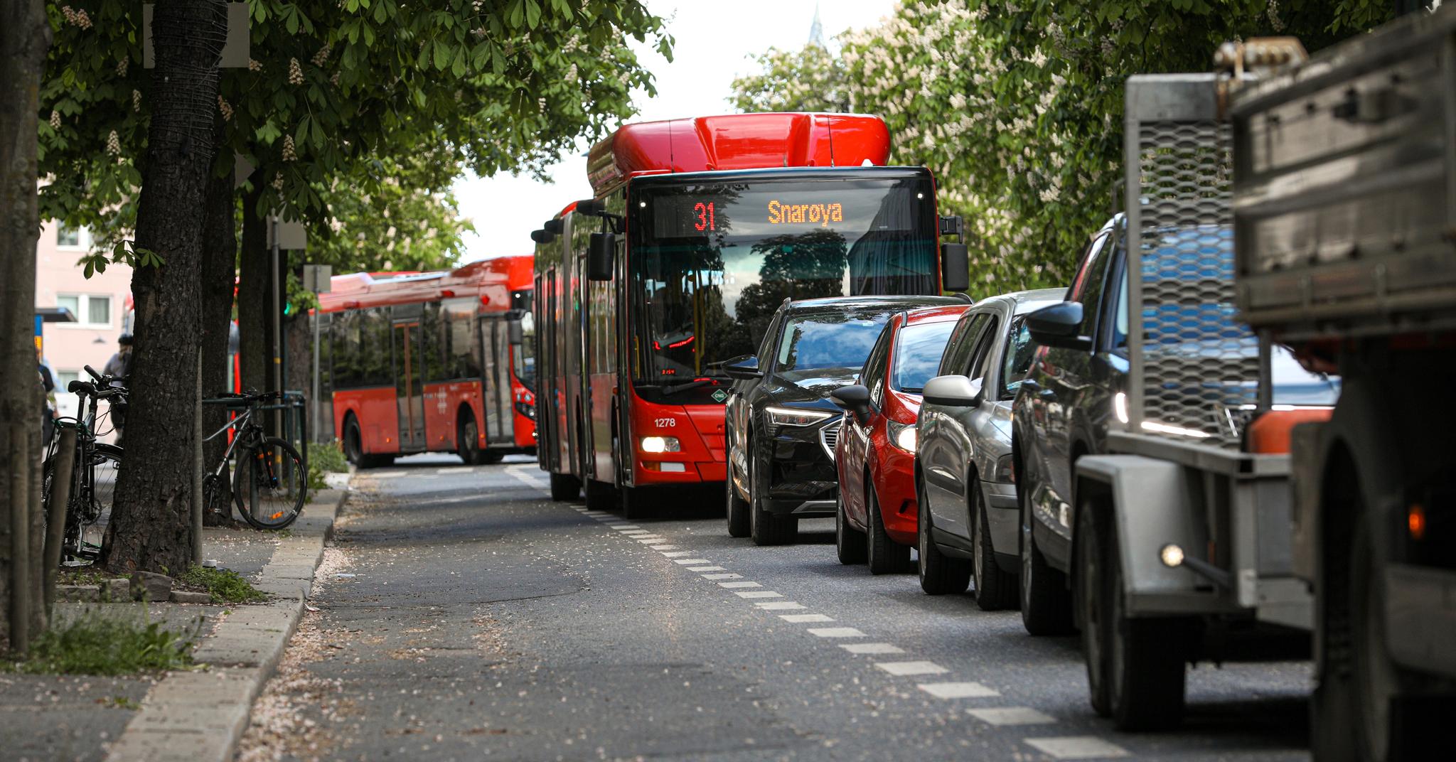 Dette er Bygdøy allé etter at kollektivfeltet ble sykkelfelt: Busser og personbiler er ofte blitt stående i samme lange kø.