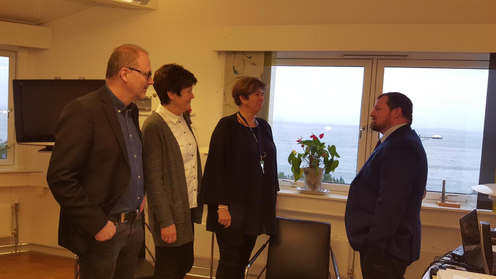FORTELLER: Rådmannen i Øygarden og to av kommunalsjefene forteller om jordskjelvet til ordfører Børge Haugetun. Han kjørte bil og merket fred og ingen fare. 