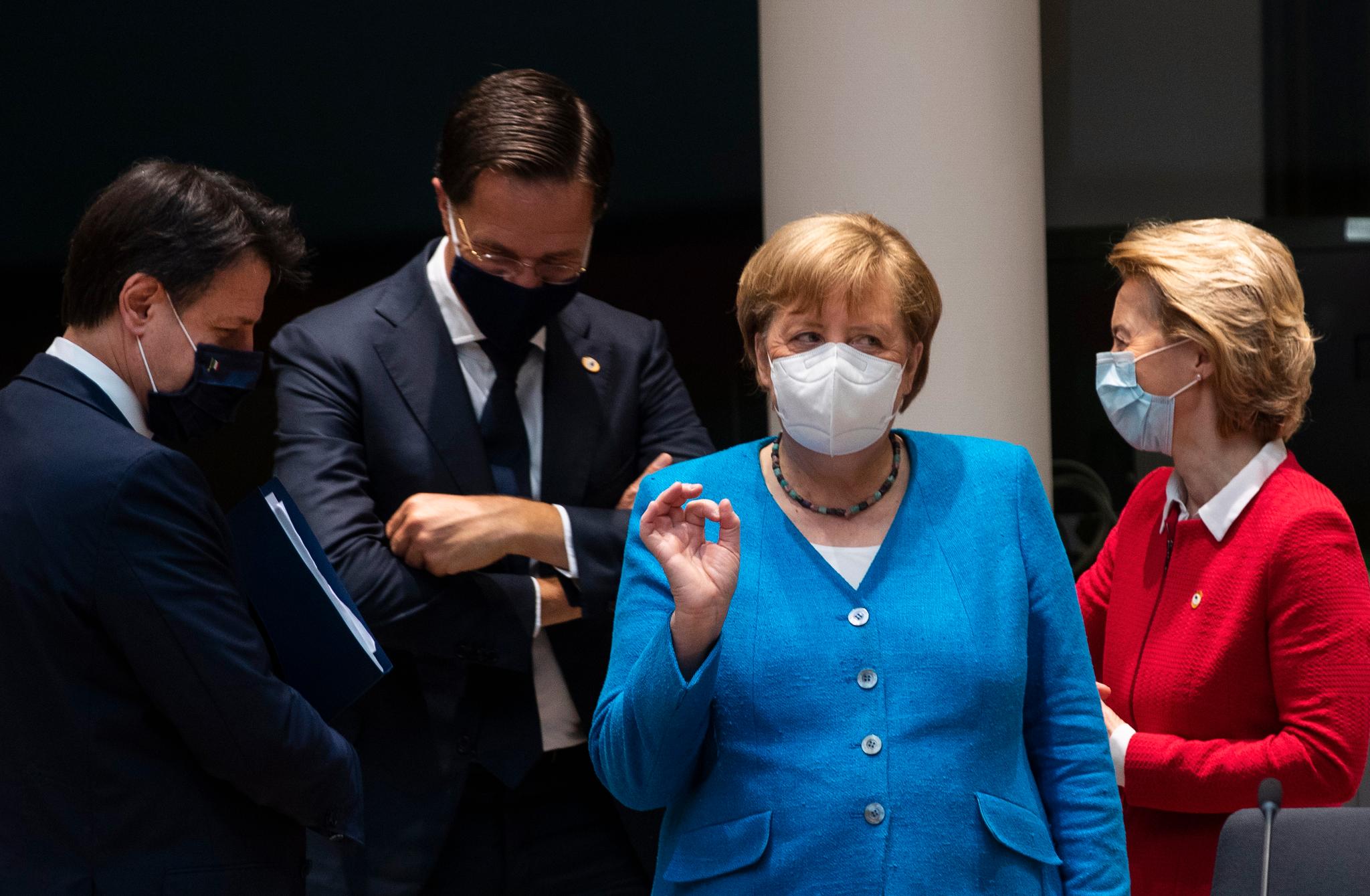 Tysklands statsminister Angela Merkel, Italias Giuseppe Conte og Nederlands Mark Rutte sammen med EU-kommisjonens president Ursula von der Leyen under et av mange møter på sidelinjen av EU-toppmøte i Brussel lørdag. 