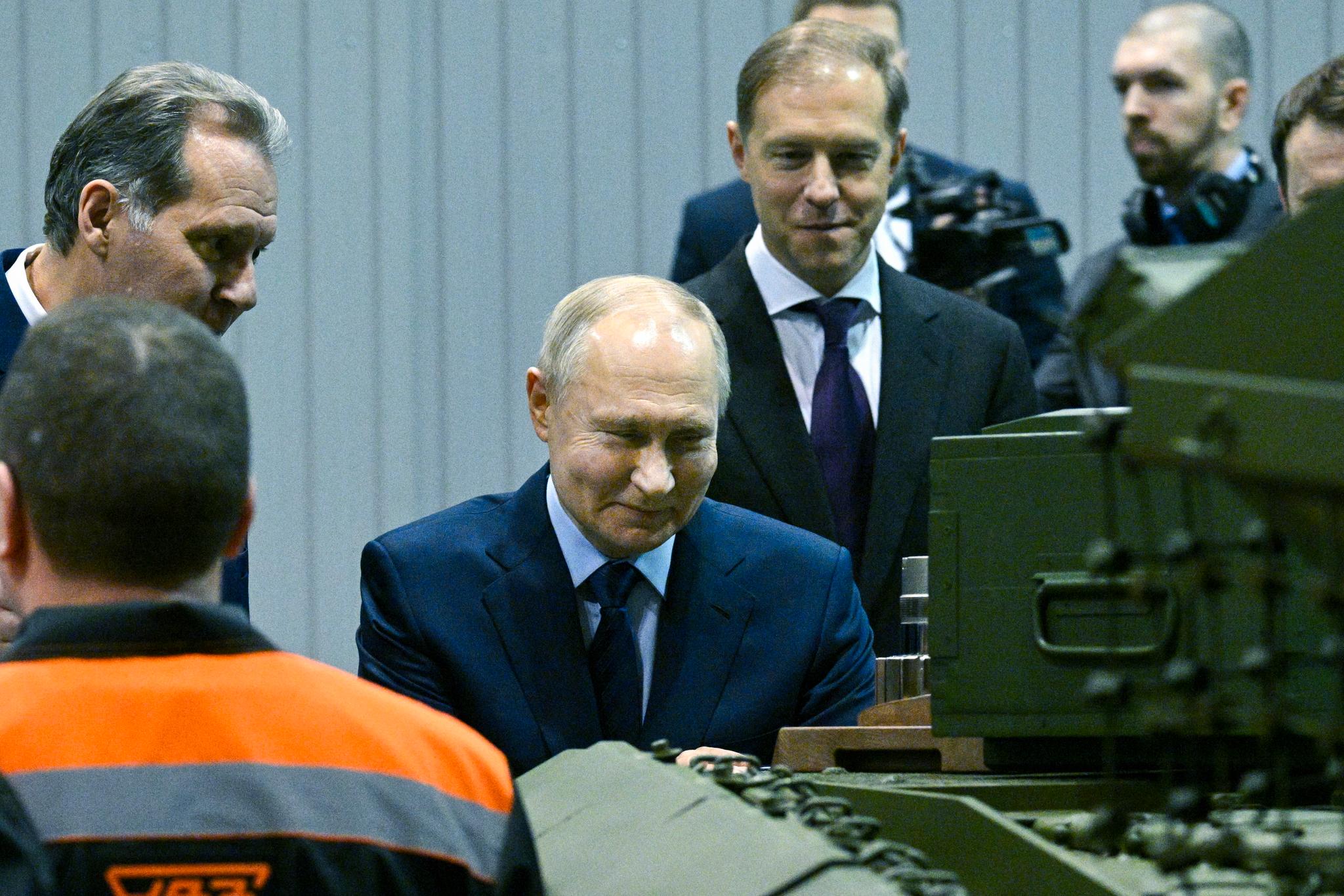 President Vladimir Putin besøkte Uralvagonzavod-fabrikken, som produserer militært utstyr, i februar i år. Det er stor sjanse for at det er vestlige, sanksjonerte deler i utstyret som lages her.