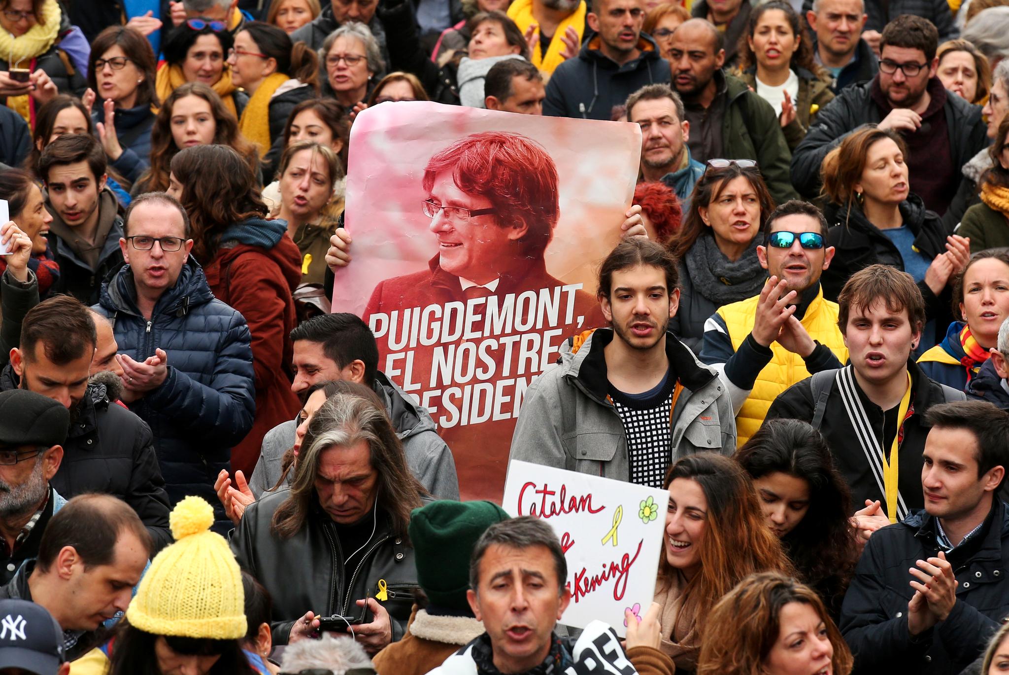Spania opplever sin verste politiske krise på flere tiår etter at Madrid i fjor høst tok direkte styring med Catalonia. Regionens tidligere president Carles Puigdemont er siktet for oppvigleri og risikerer opptil 25 års fengsel.