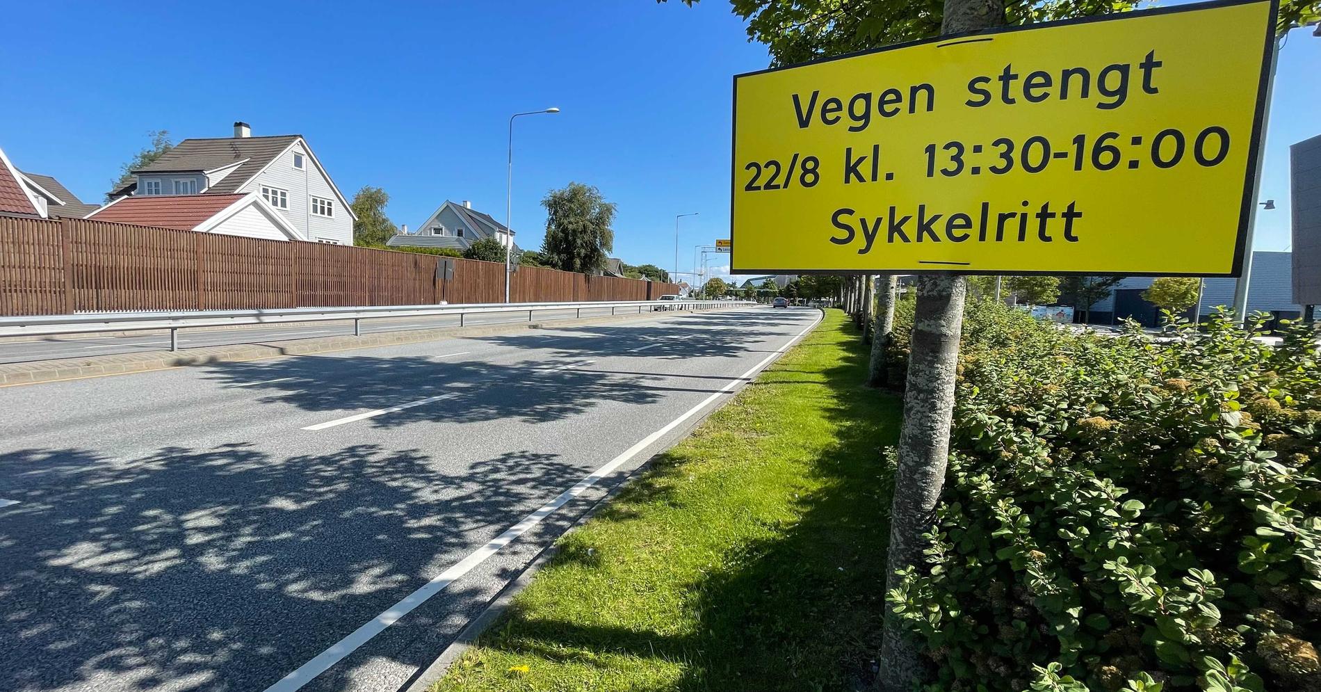 En rekke veier i og rundt Stavanger er søndag ettermiddag stengt for trafikk.