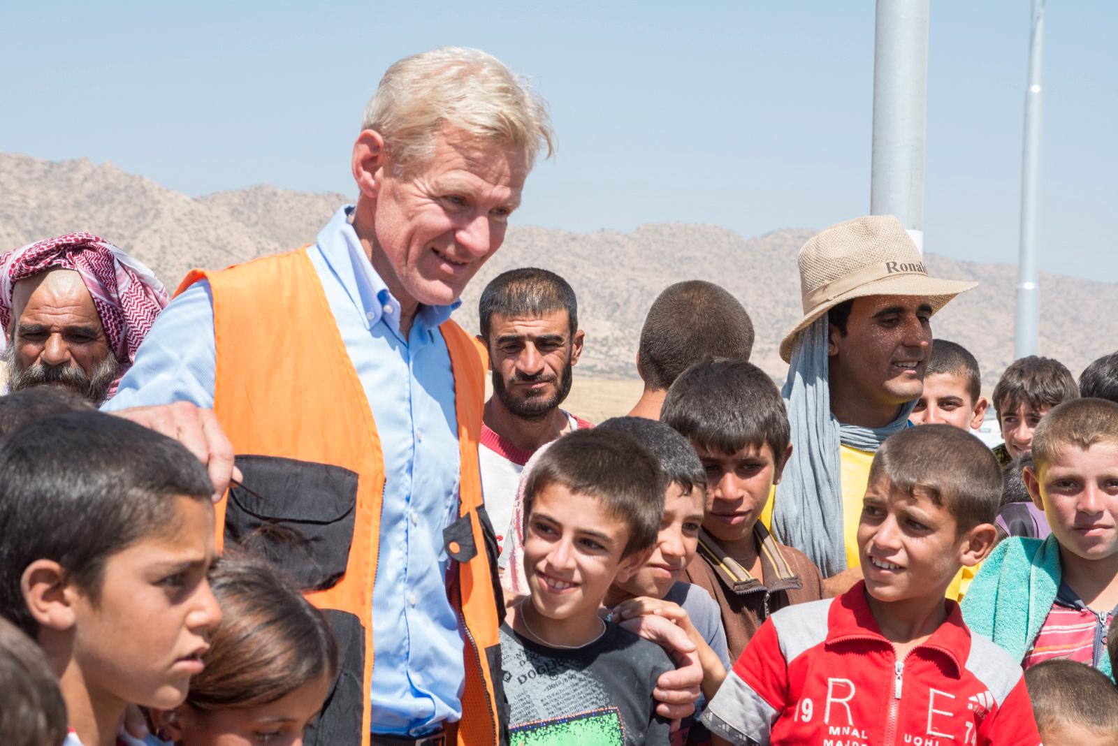 Jan Egeland ble tatt hjertelig imot av de internt fordrevne som oppholder seg i en leir i Nord-Irak.