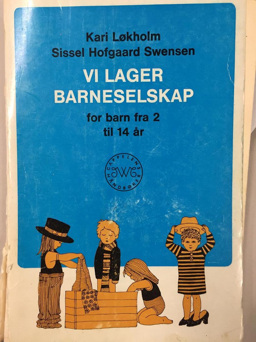 Mens Camilla Reimers lager bursdagsblogg i 2016, skrev hennes mor, læreren Kari Løkholm (82 år) boken <i>"Vi lager barneselskap"</i> i 1970, sammen med pedagogen Sissel Hofgaard Swensen.