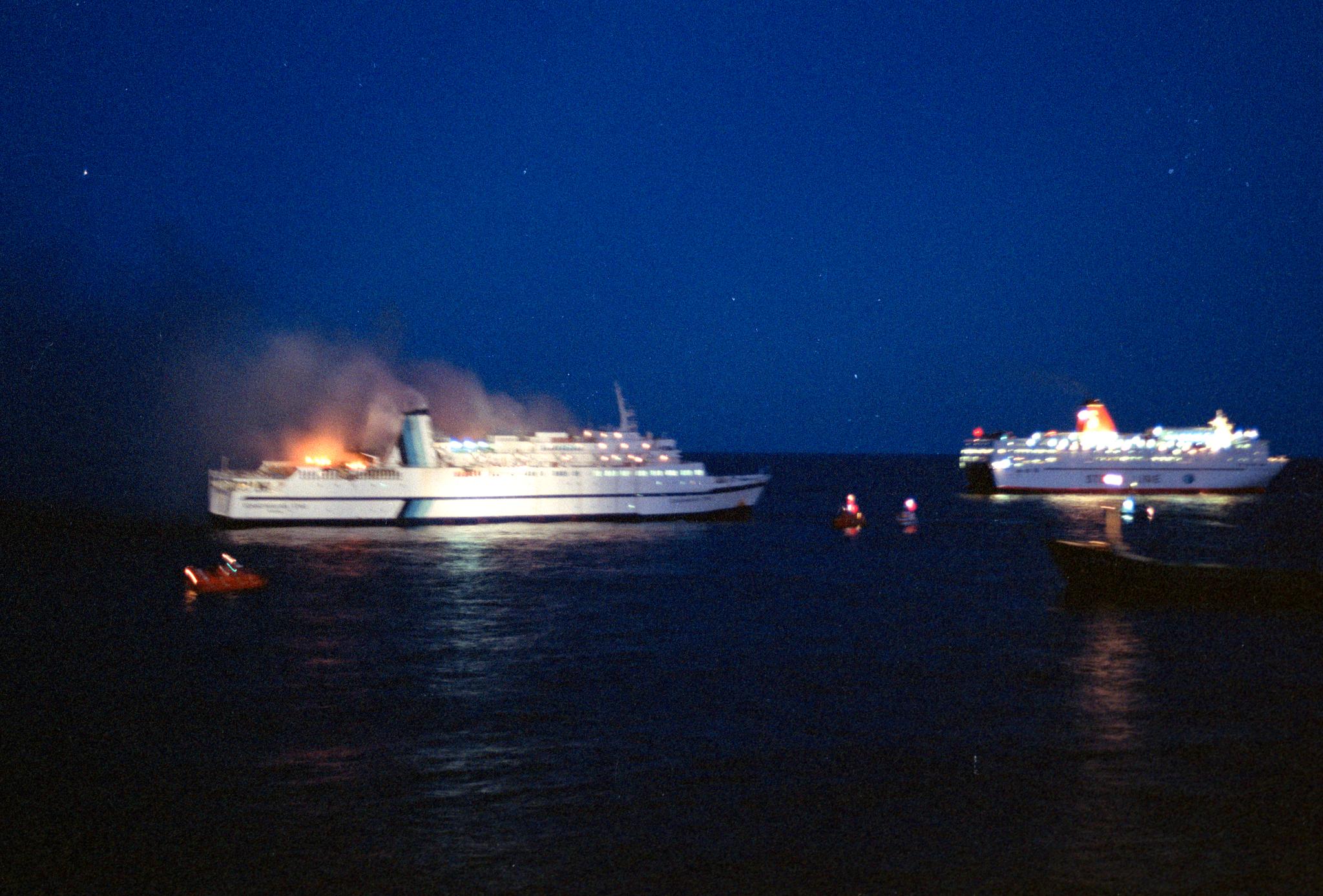 Stena Saga var det første skipet som kom etter at Scandinavian Star sendte nødmelding. Bildet er tatt fra båten Stena Nordica.
