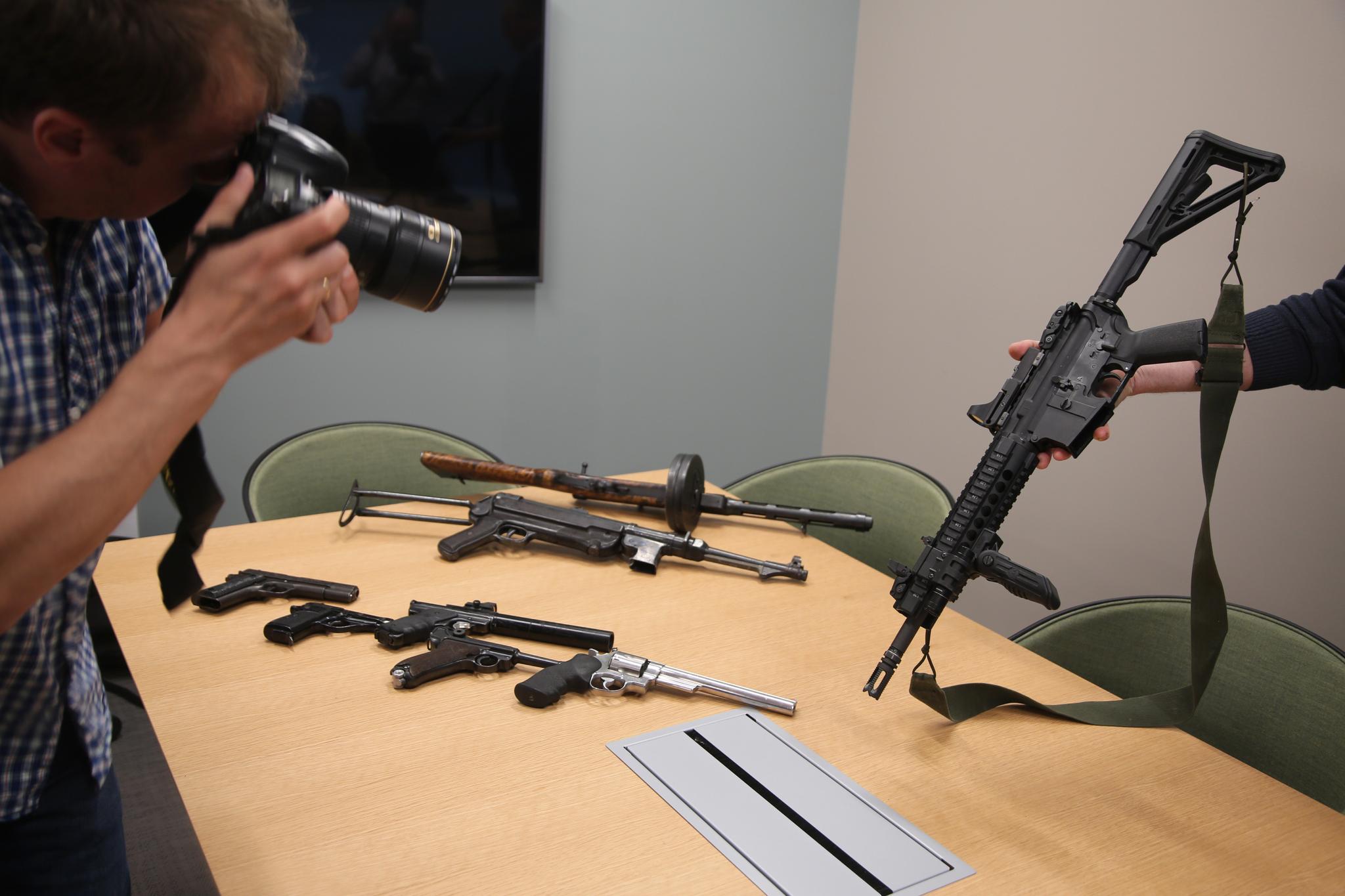Politiet viste frem noen av de beslaglagte våpnene funnet i Porsgrunn i 2015 på pressekonferansen onsdag. Det var denne saken som utløste «Operasjon Bonanza».