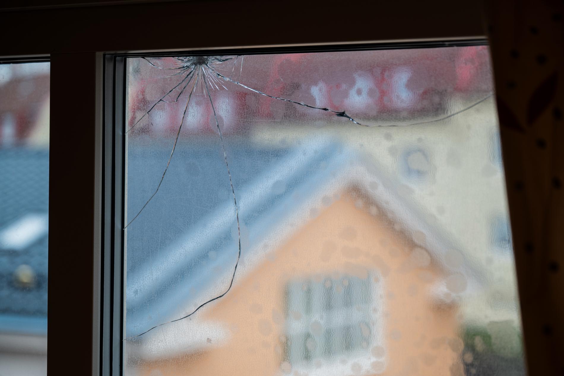 I løpet av påsken er mange vinduer på skolen blitt skutt på.