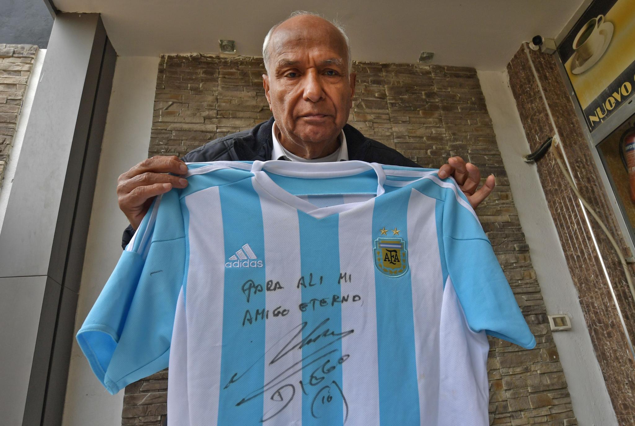 GAVE: Diego Maradona ga Bin Nasser en signert Argentina-drakt. «Til Ali, min venn for alltid», var hilsenen.