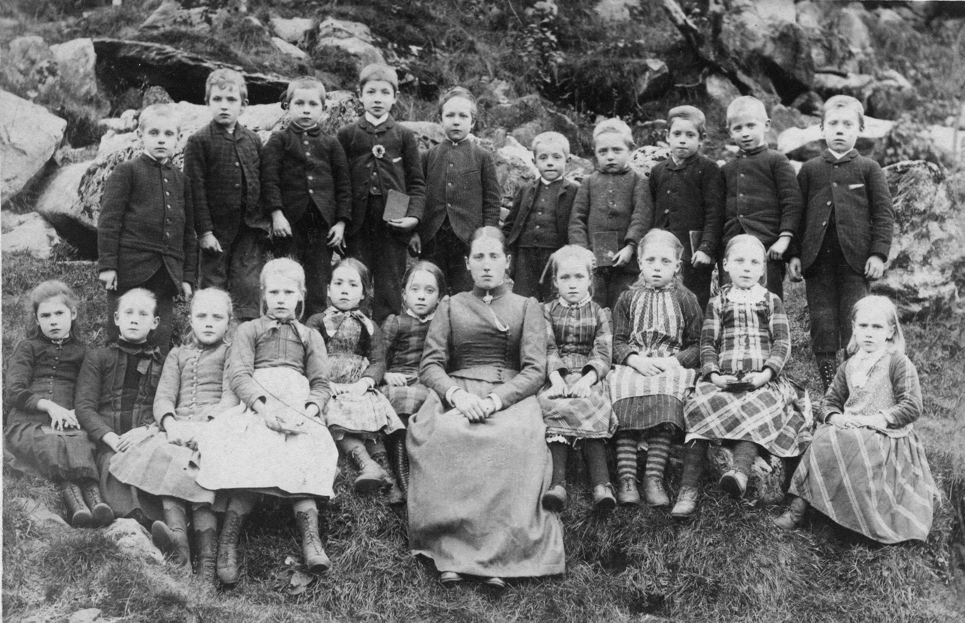 Fabrikkskolen på Dale i 1891 Lærerinne Marta Kvamme (1866–1948) og elever fra Fabrikkskolen på Dale, nr. 6 fra venstre av guttene er Nils Olai Hesjedal (1883–1954) som da var 8 år gammel. De andre elevene har vi ikke navn på. 