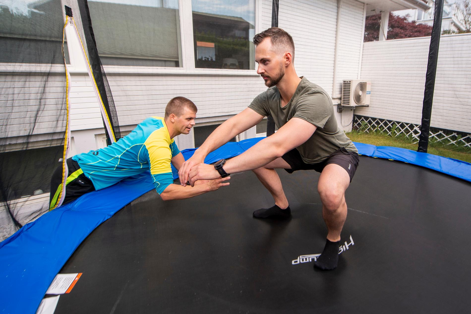 Onhandig Feest Behandeling Einar (32) tester ut trening på trampolinen. Her er øvelsene du kan gjøre  for å trene styrke, kondis og balanse.