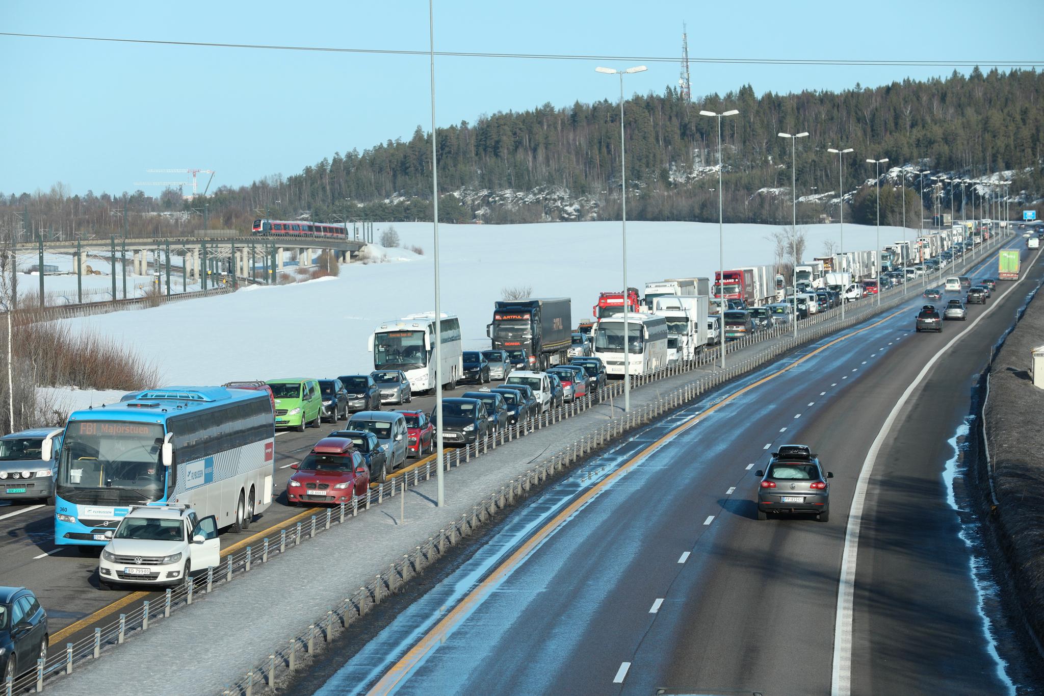  Det er lange køer på E6 etter ulykken, som sperrer veien i retning Oslo.  