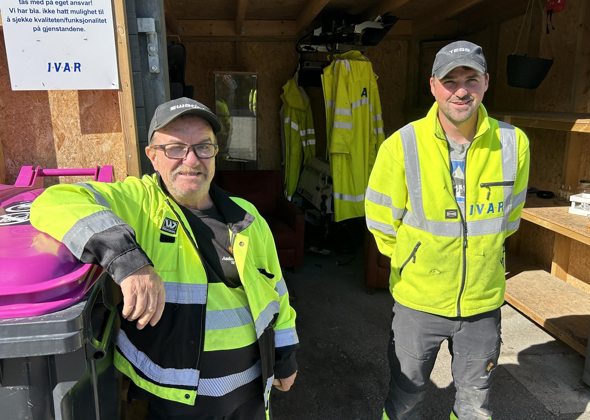 Driftsteknikarar Sven Arild Hauge (t.v.) og Audun Nordbø hjelper folk med å sortere avfall kvar onsdag på Judaberg gjenvinningsstasjon.