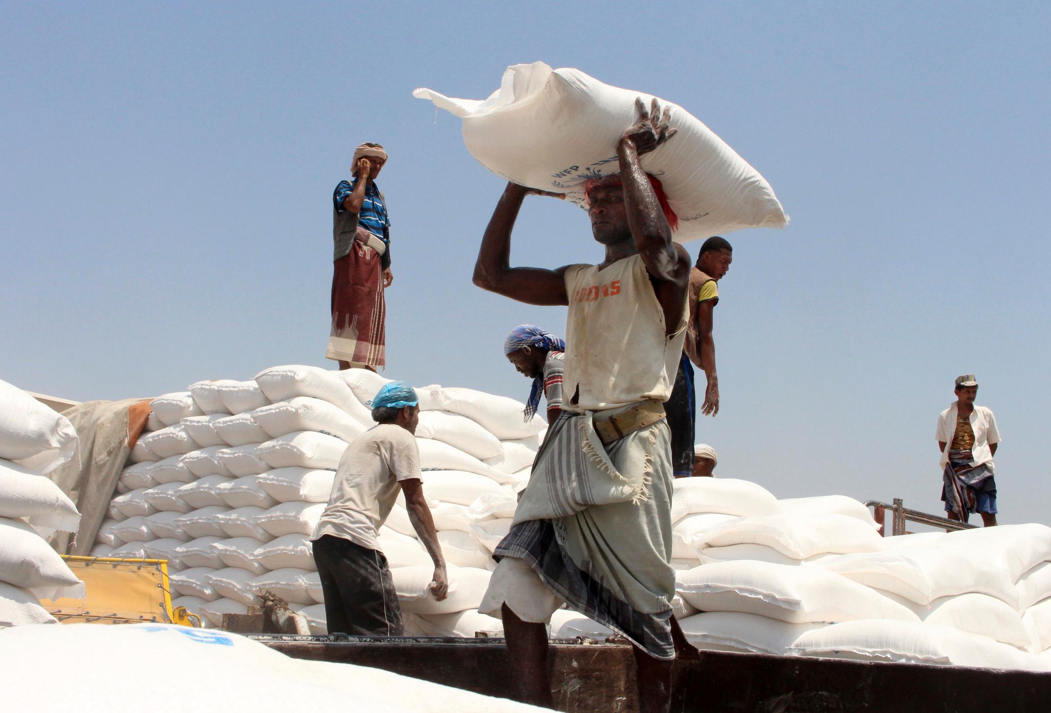 80 prosent av Jemens befolkning er avhengige av matvarehjelp utenfra, men FNs medlemsland har hittil i år bidratt med under halvparten av det som trengs for å hindre en omfattende sultkatastrofe i landet, advarte FNs nødhjelpssjef Mark Lowcock tidligere i måneden. 