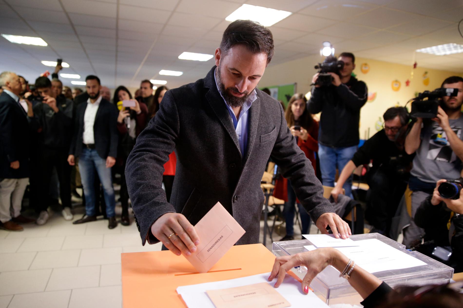I FREMGANG: Partileder Santiago Abascal i ytre høyre-partiet Vox avga sin stemme i Madrid. 