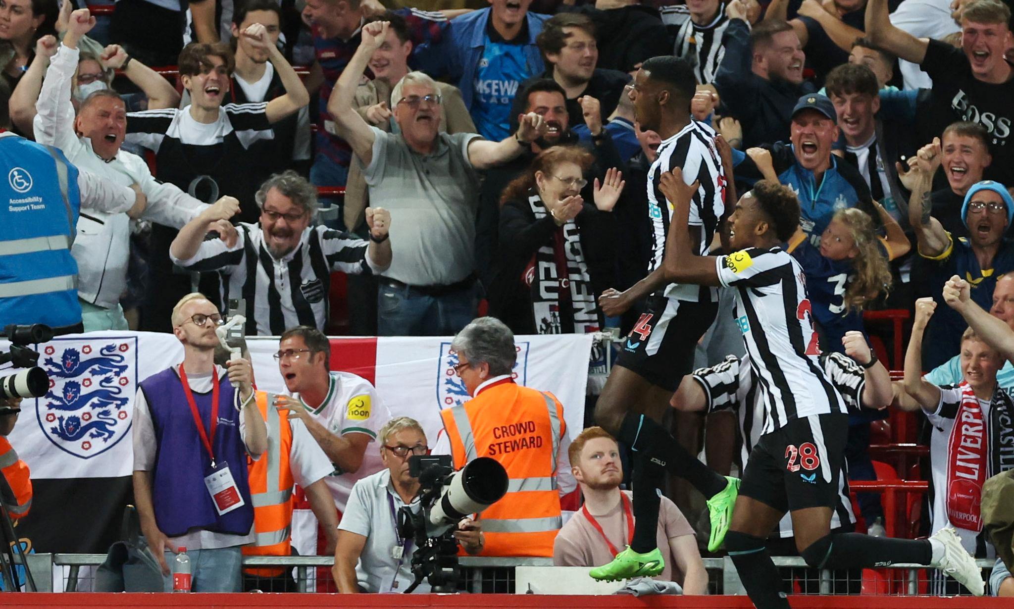JUBEL: Newcastle-fansen på Anfield var i ekstase da Alexander Isak scoret i debuten mot Liverpool onsdag kveld. 