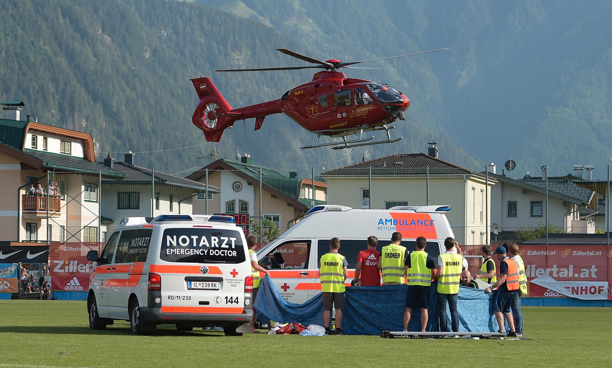 Abdelhak Nouri ble fraktet med ambulansehelikopter fra Zillertal til Innsbruck. 